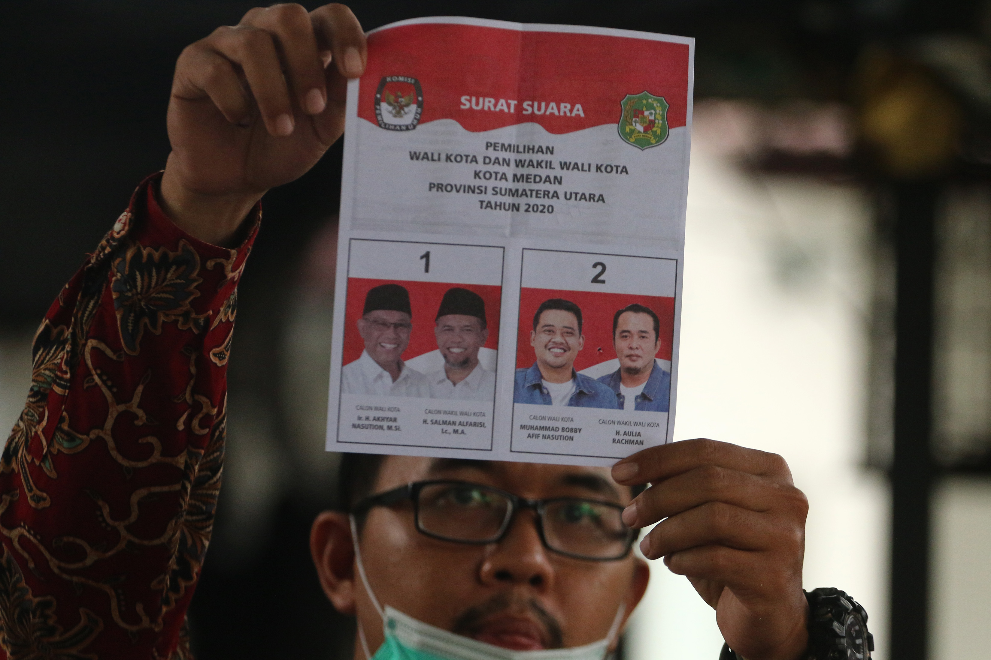 Petugas KPPS melakukan proses penghitungan suara Pilkada Kota Medan.