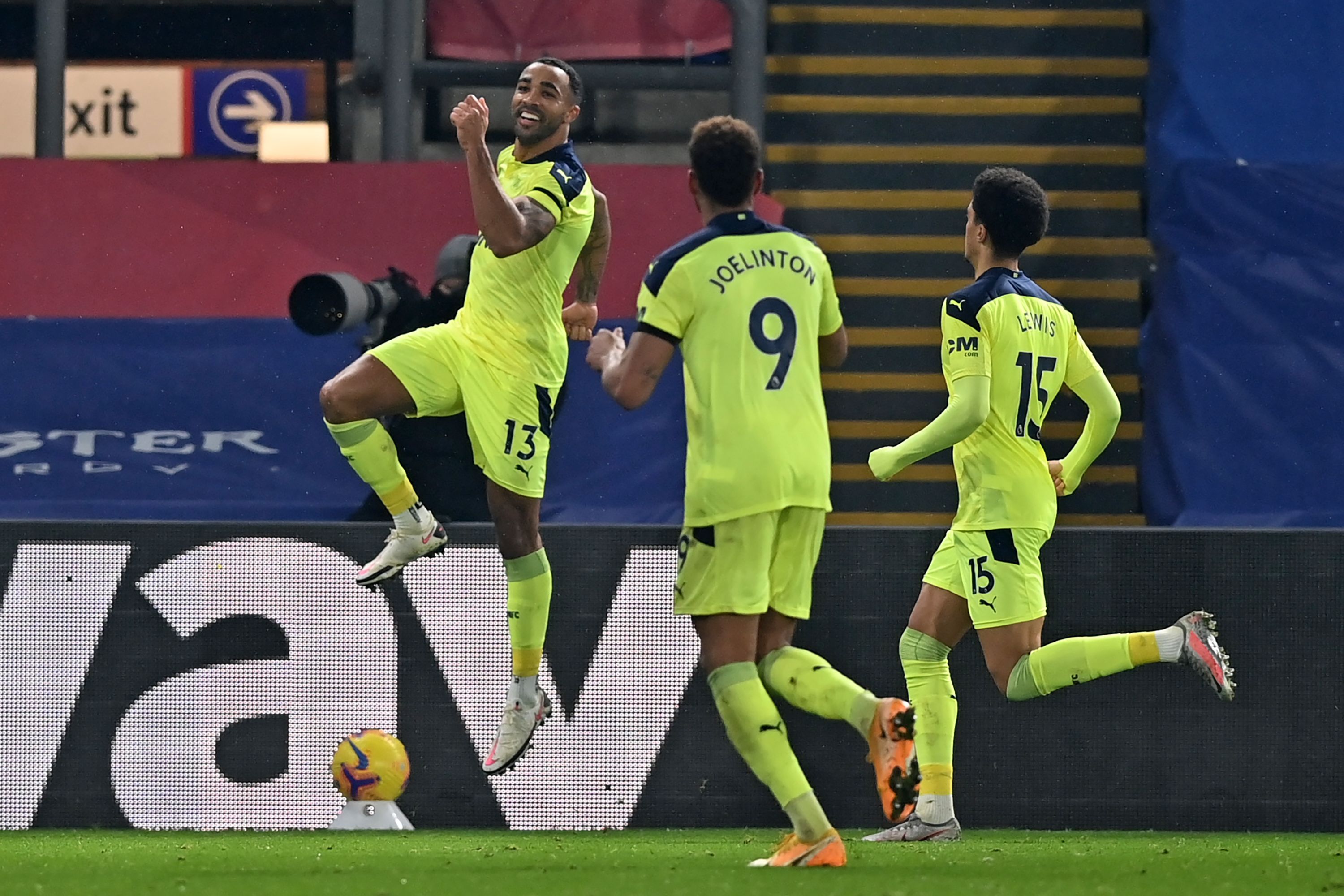 Pemain Newcastle United melakukan selebrasi usai mencetak gol ke gawang lawan.