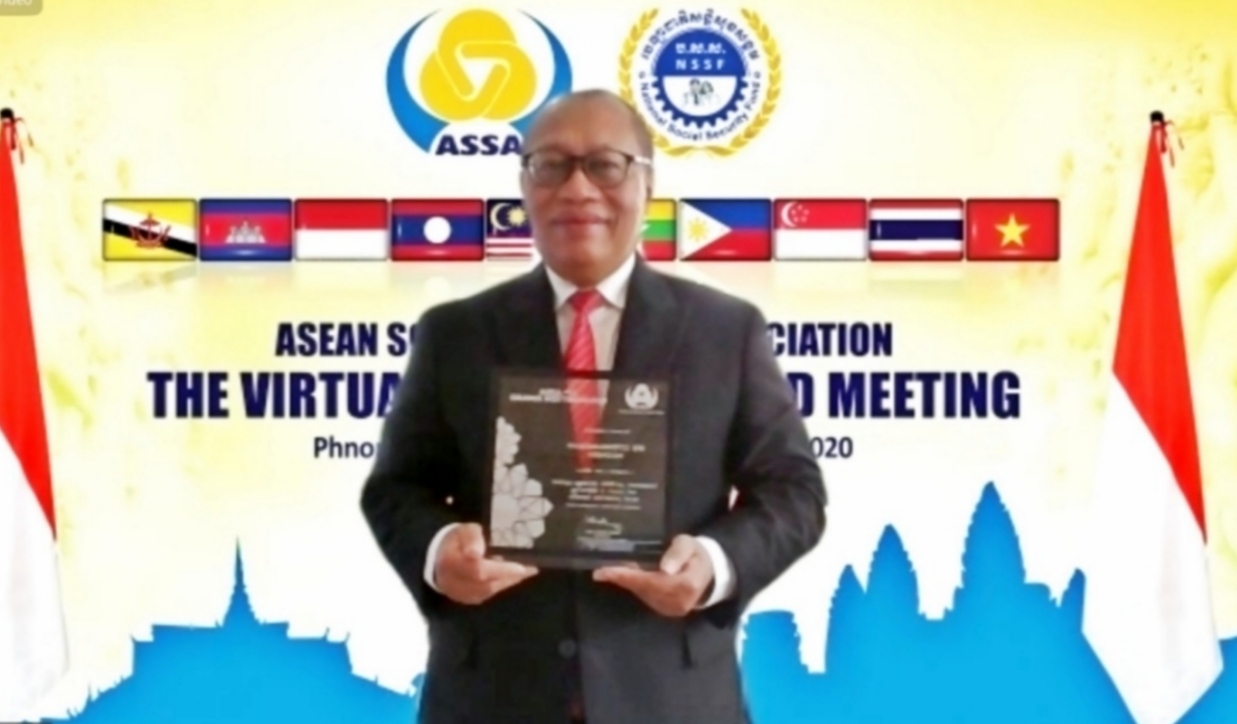 Dirut BPJAMSOSTEK, Agus Susanto, memegang piagam  Investment Governance Award 2020 dari ASSA. 