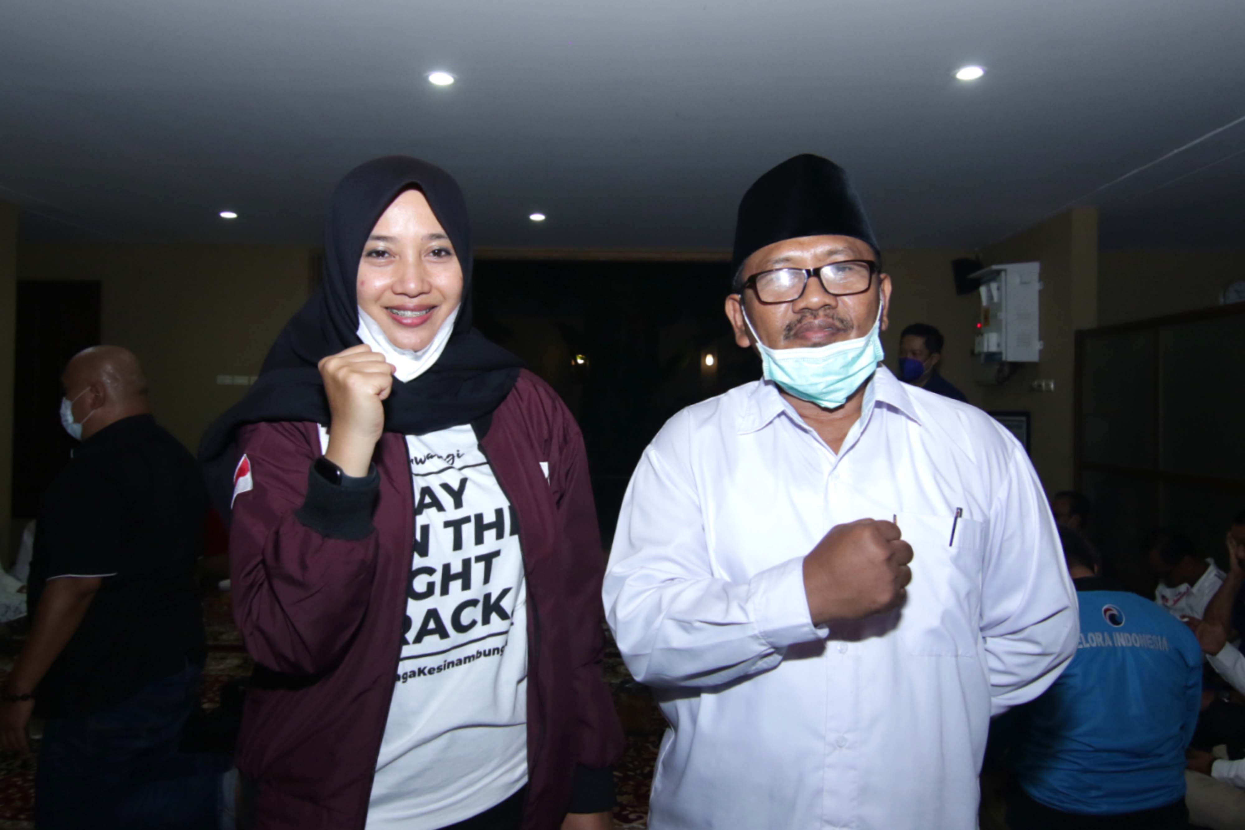 Pasangan calon Bupati Banyuwangi nomor urut 02 Ipuk Fiestiandani Azwar Anas (kiri) dan calon Wakil Bupati Sugirah.