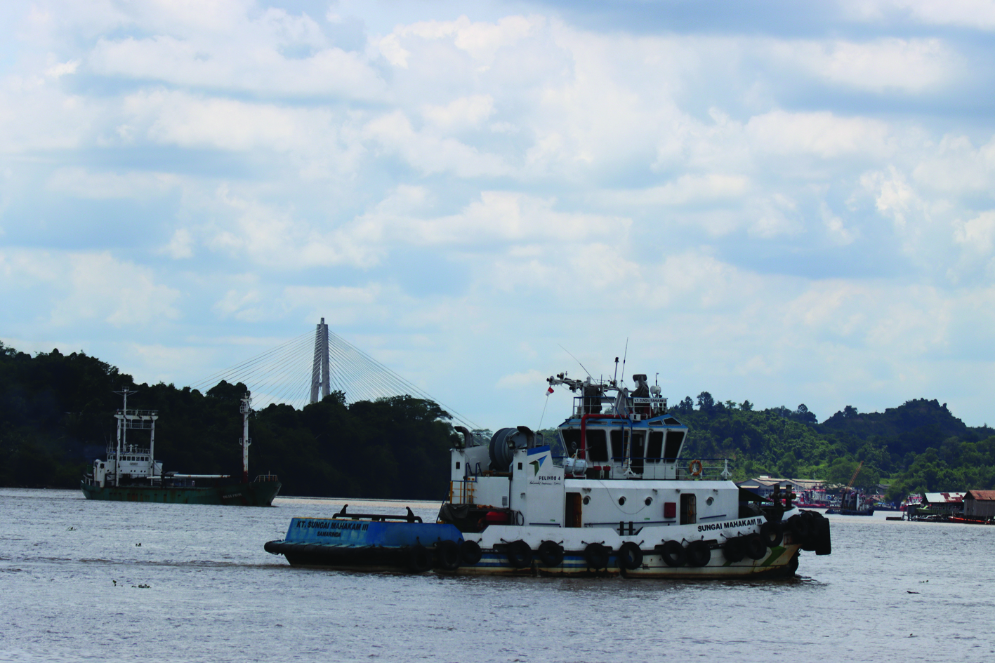  Kapal pengangkut melintas di atas Sungai Mahakam.