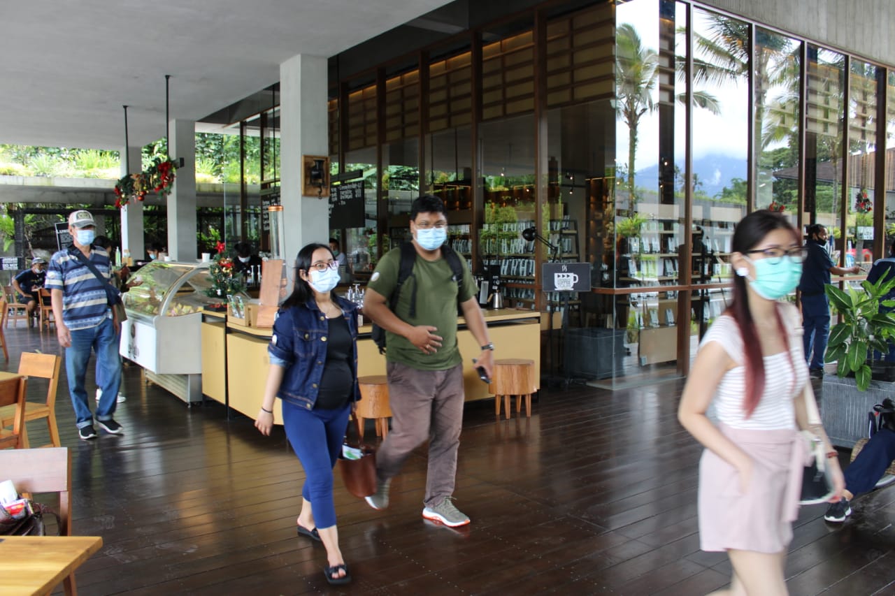 Para wisatawan yang mengunjungi lokasi wisata Secret Garden Village di Bali. 