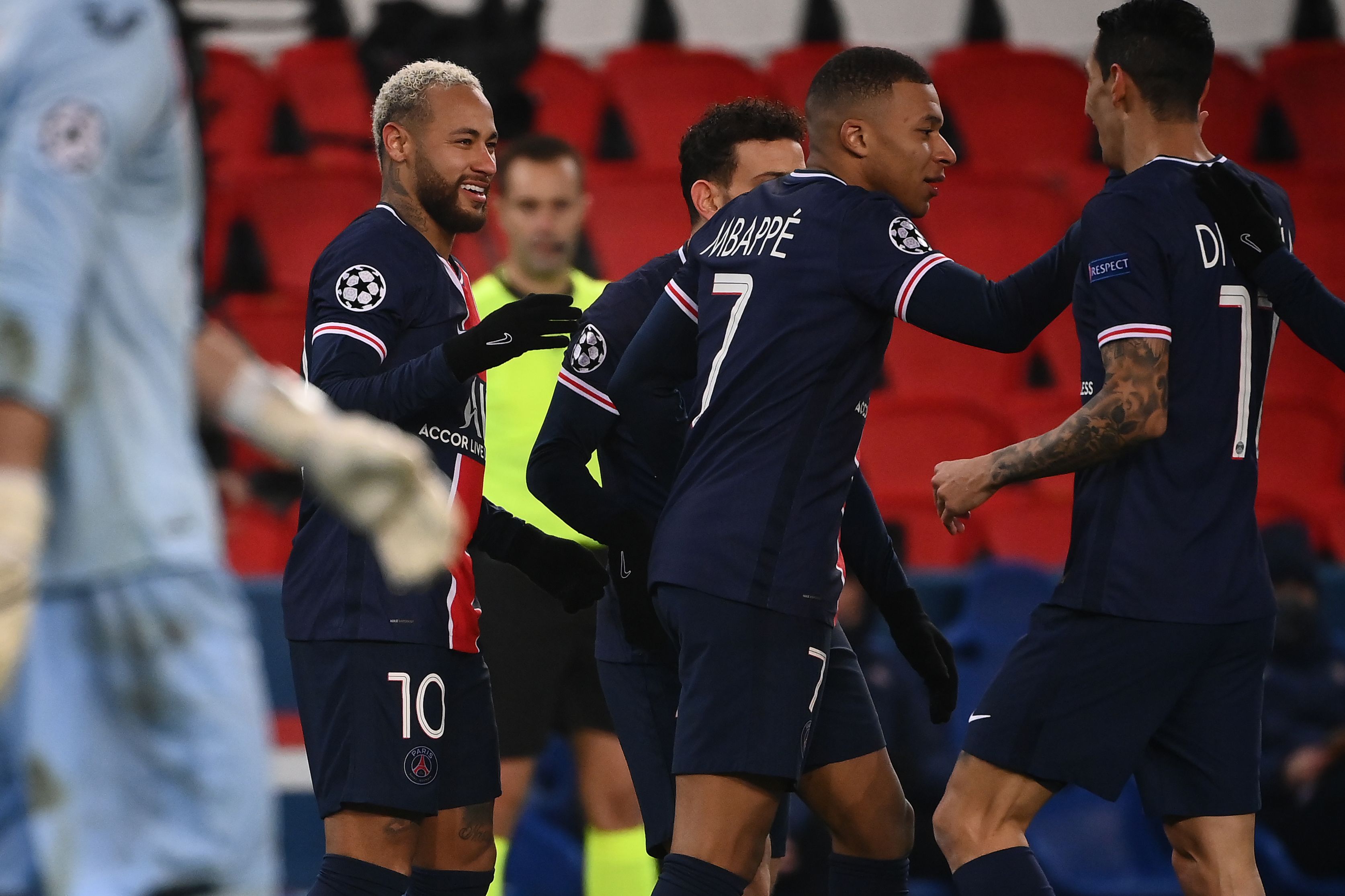 Para pemain Paris Saint-Germain melakukan selebrasi usai mencetak gol ke gawang Basaksehir di laga Liga Champions.