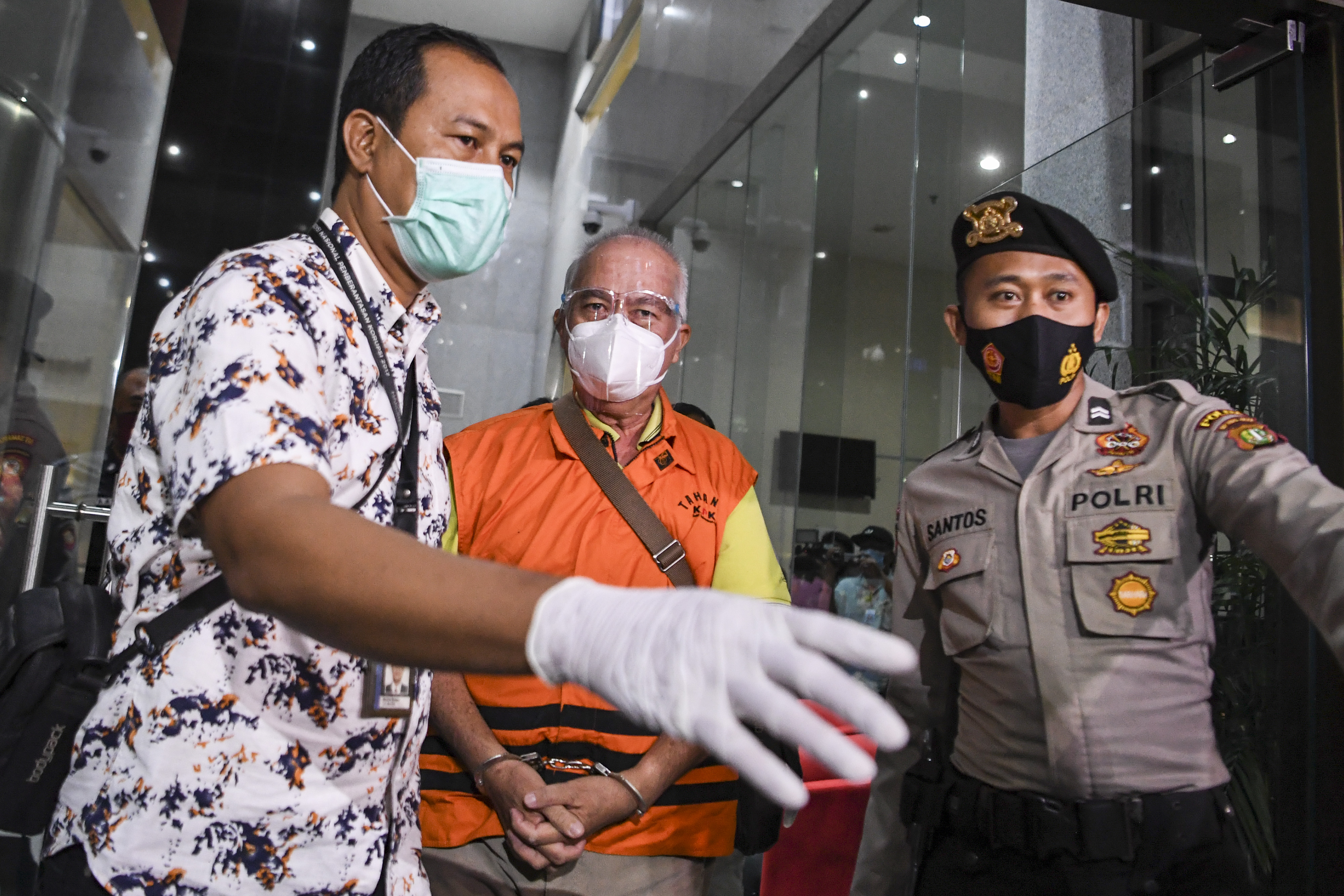 Bupati Banggai Laut Wenny Bukamo (tengah) berjalan menuju mobil tahanan usai diperiksa di gedung KPK, Jakarta. Sabtu (5/12/2020). 