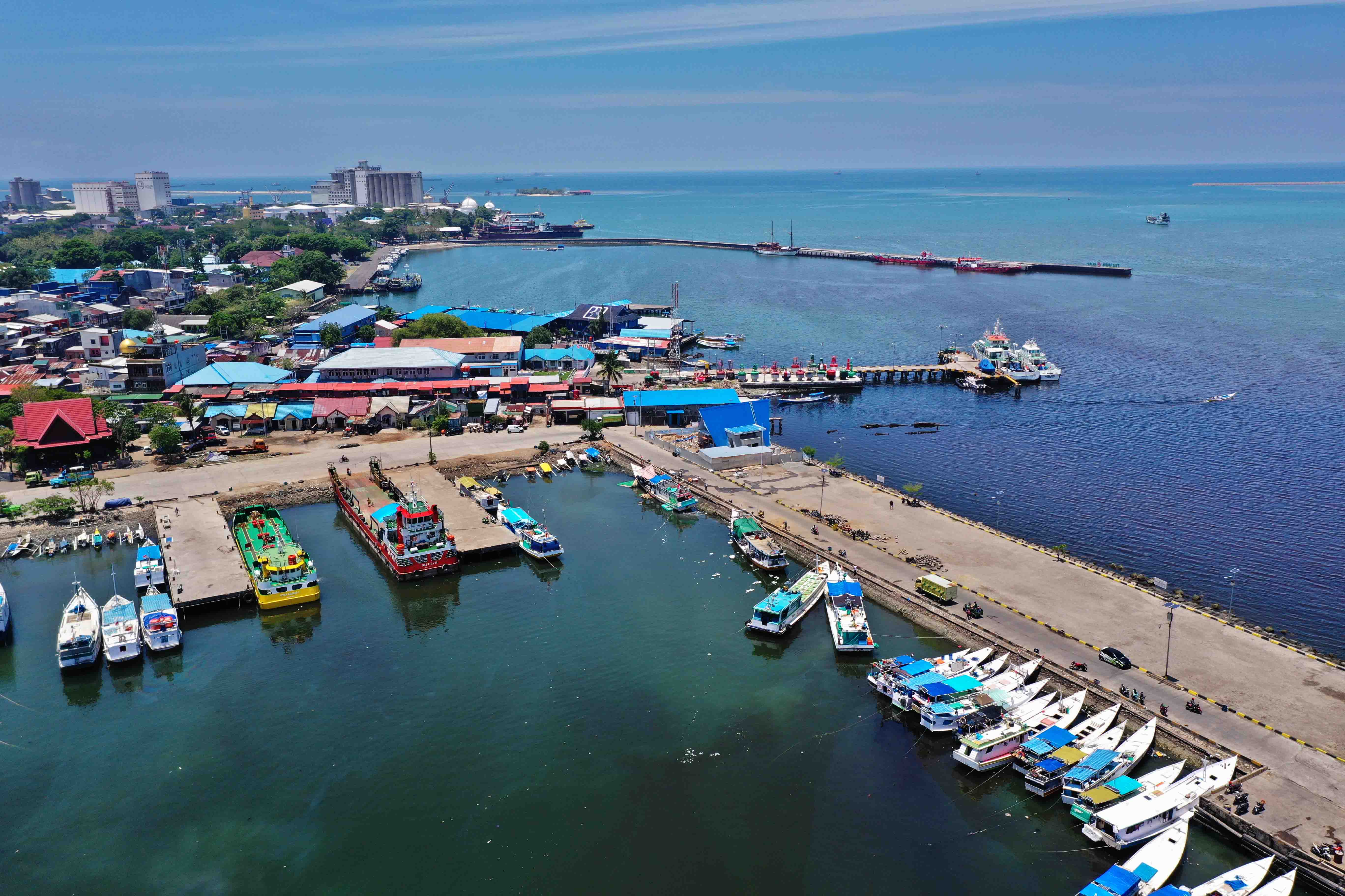 Para pekerja melakukan bongkar muat barang di Pelabuhan Paotere, Makassar, Sulawesi Selatan, Kamis (22/10)