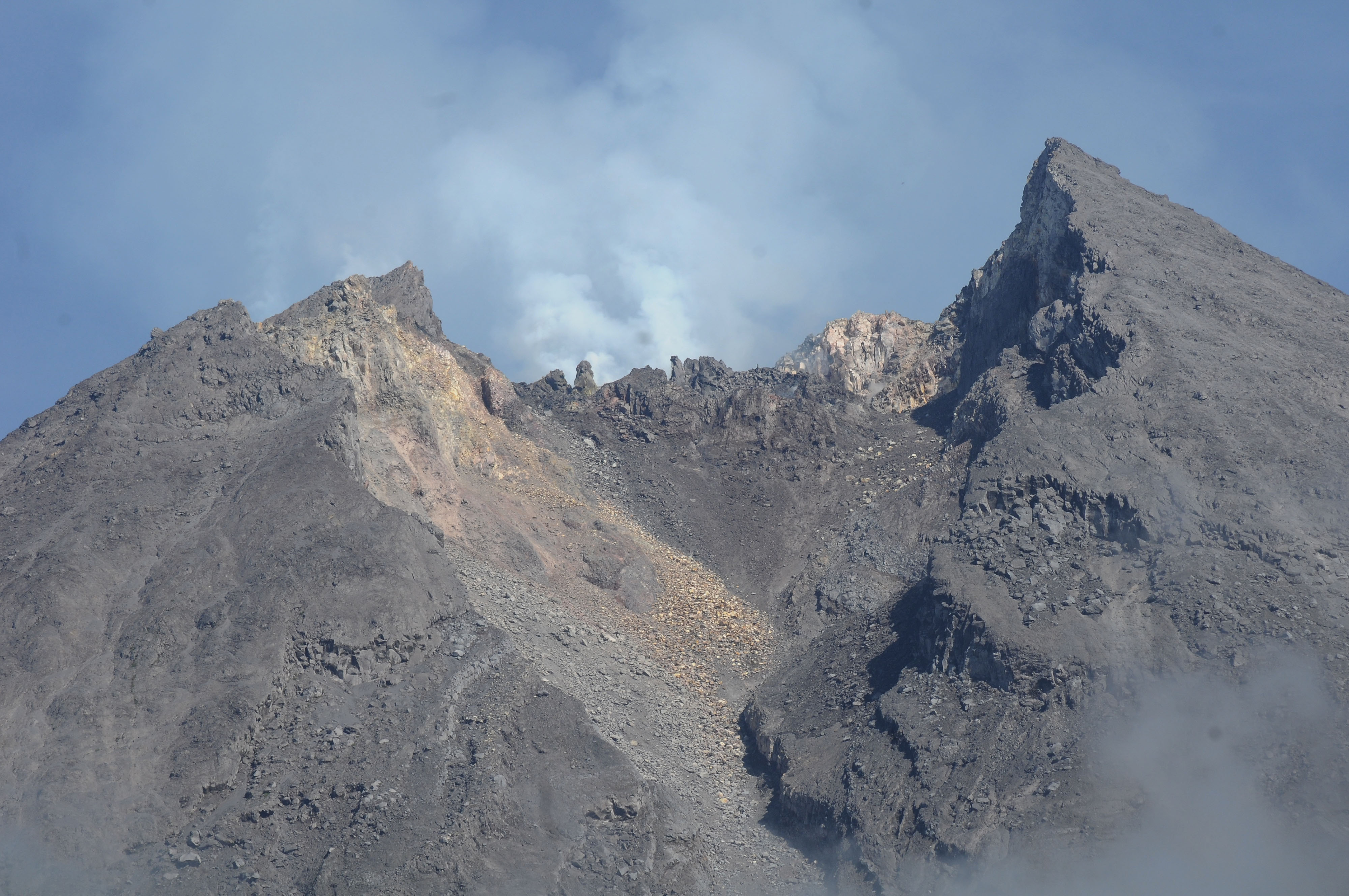  DEFORMASI GUNUNG MERAPI: Aktivitas puncak Merapi mengeluarkan asap putih terlihat dari kawasan Kalitalang, Balerante, Kemalang, Klaten