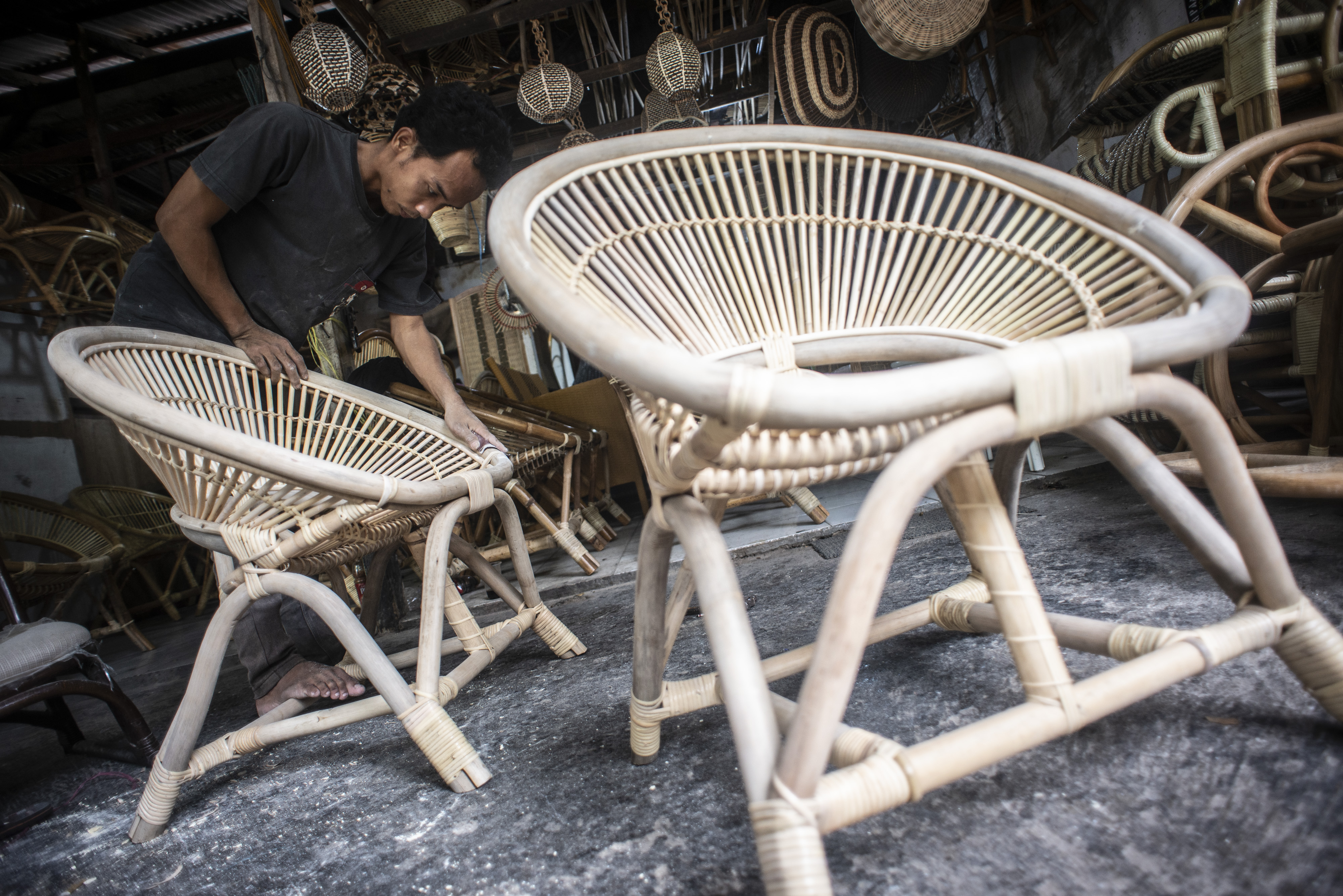 Perajin memproduksi kursi berbahan rotan di wilayah Jakarta.