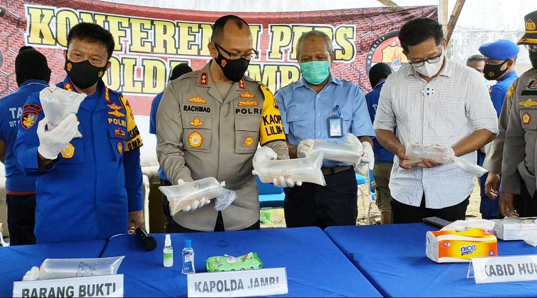 Kapolda Jambi Irjen A Rachmad Wibowo (dua kiri) didampingi Dirpolairud Kombes Parhorian Lumban Gaol (kiri) dengan barang bukti baby lobster.