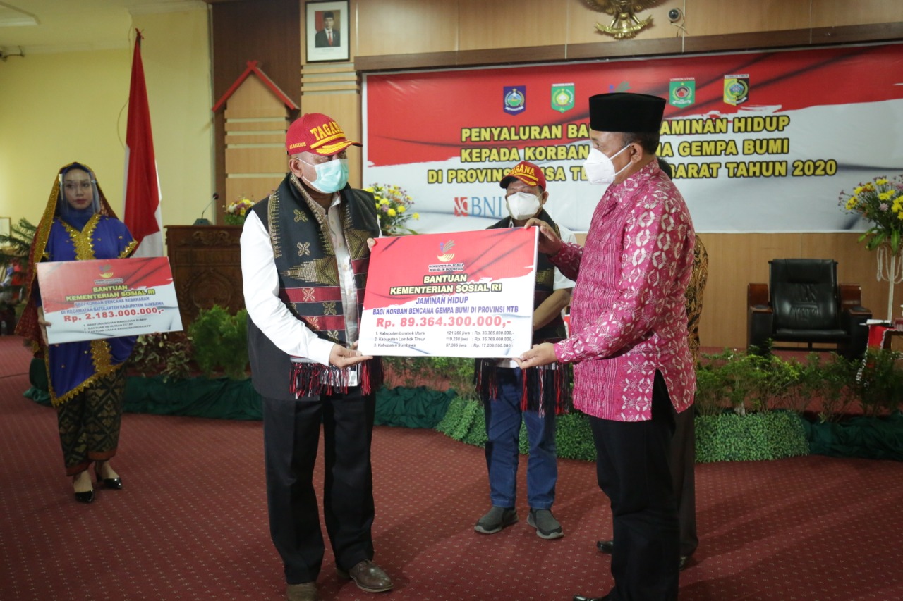 Mewakili Menteri Sosial ad interim Muhadjir Effendi, Direktur PSKBA M Syafii Nasution menyerahkan bantuan Jadup kepada Kepala Dinsos NTB.