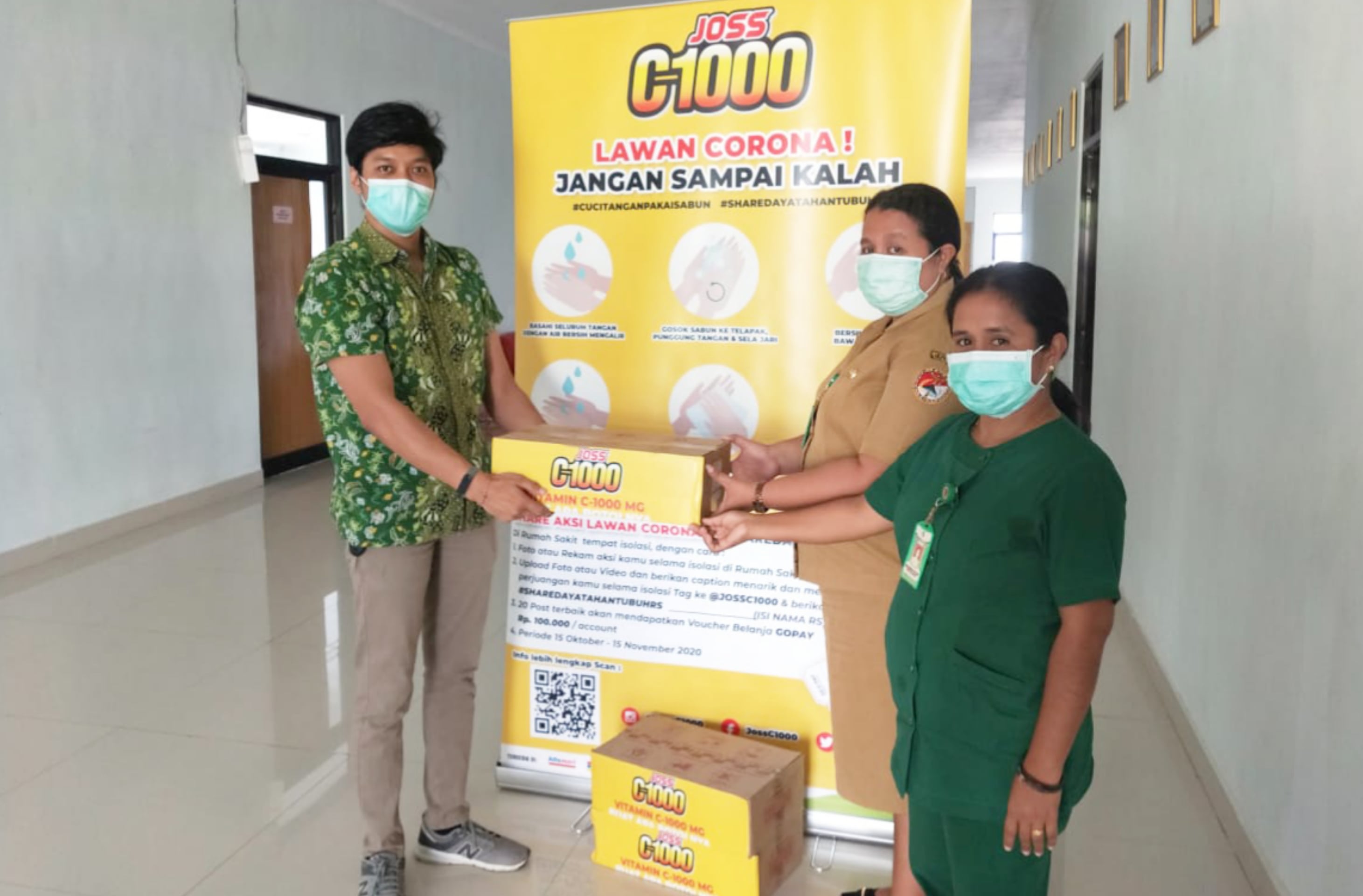 Perwakilan PT Bintang Toedjoe menyerahkan bantuan kepada Direktur RSUD dr TC Hillers Maumere, Mercy Parera.