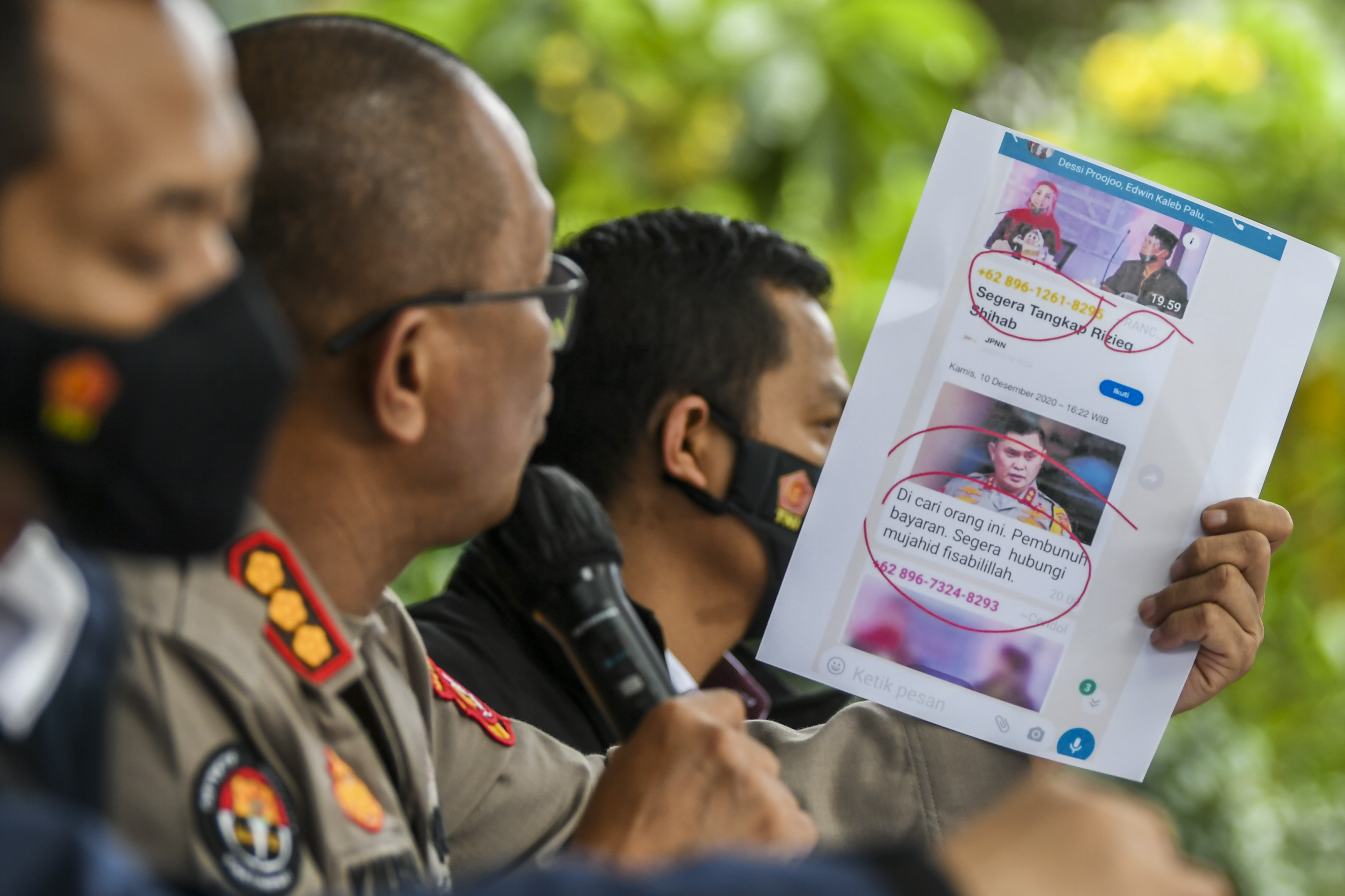 PENANGKAPAN PENYEBAR BERITA BOHONG DAN UJARAN KEBENCIAN: Kabid Humas Polda Metro Jaya Kombes Yusri Yunus (tengah) 