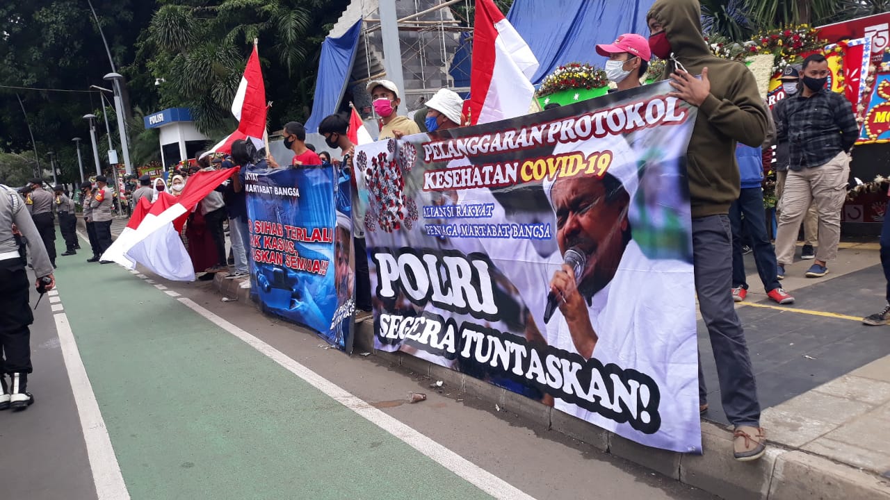 Aksi demo mendukung tindakan Polri.