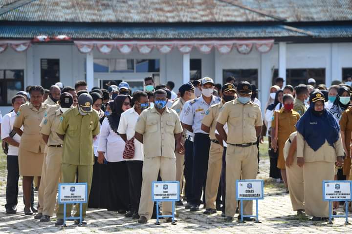 ASN mengikuti upacara di Raja Ampat.