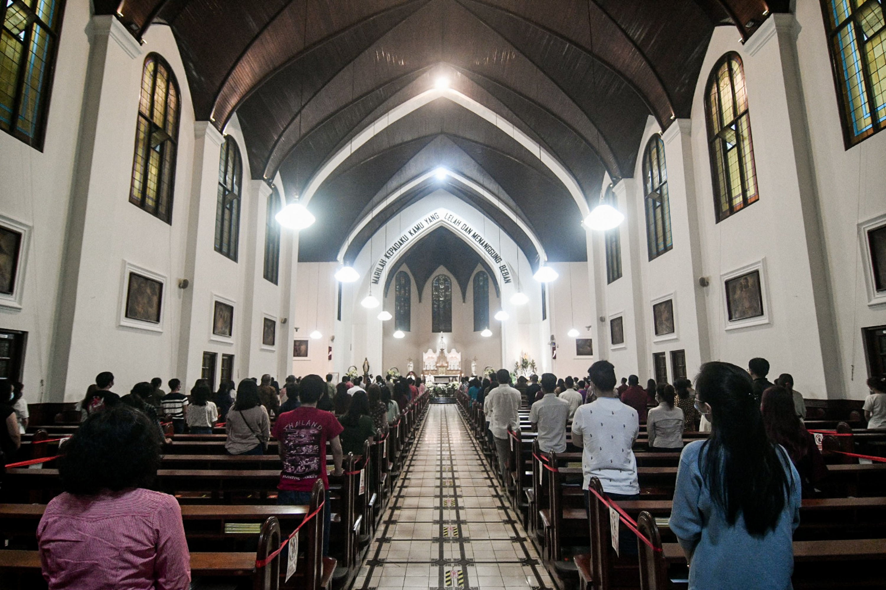 Umat kristiani melaksanakan misa malam Natal di Gereja Katedral Santo Petrus Bandung, Jawa Barat, Kamis (24/12/2020). 