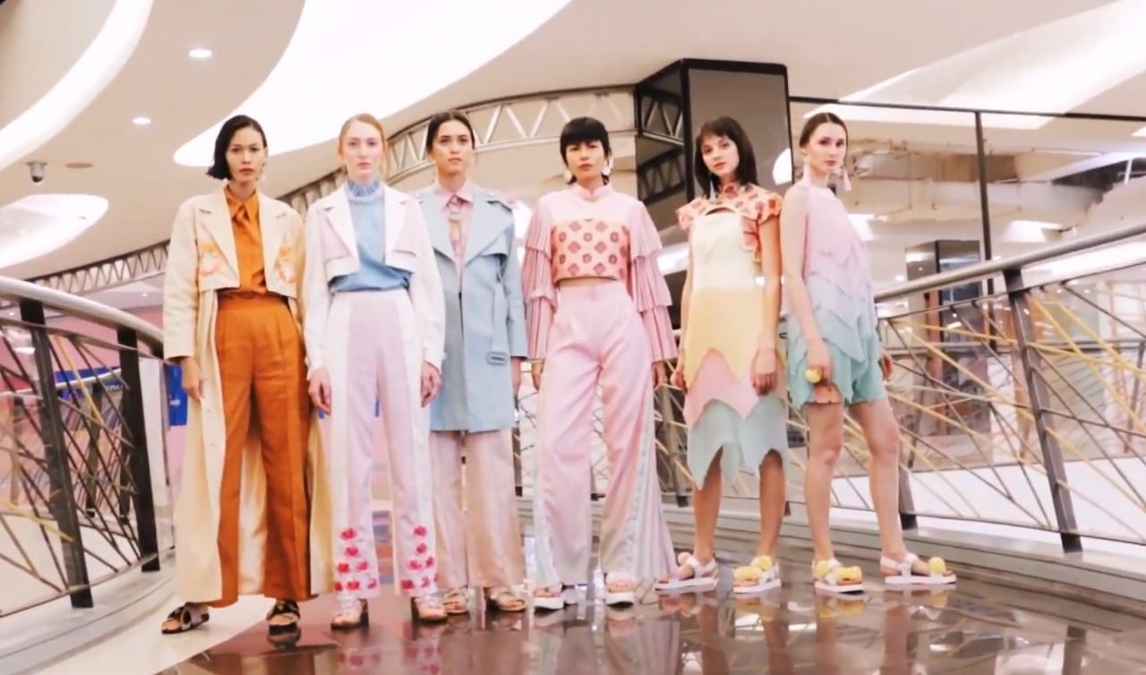 Salah satu koleksi dari mahasiwa Binus Northumbria School of Design yang diperagakan secara daring, Minggu (20/12).