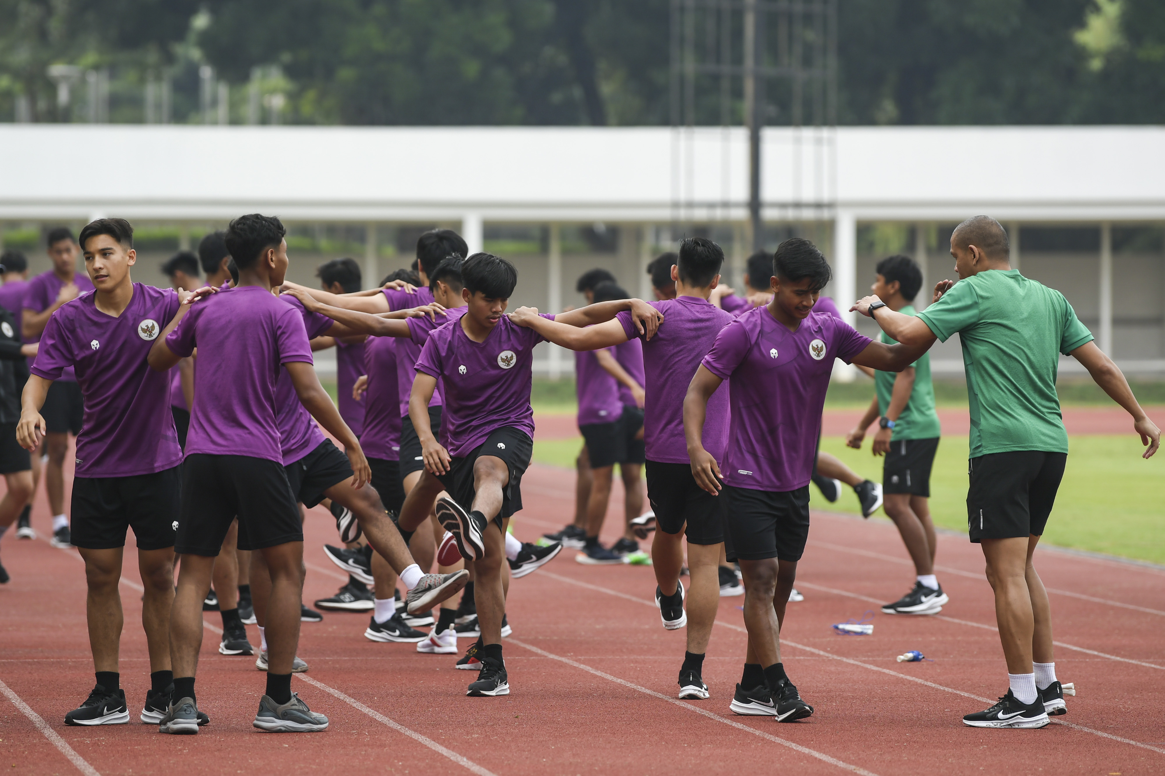 Pesepak bola Timnas U-19 berlatih di Stadion Madya, Kompleks Gelora Bung Karno Senayan, Jakarta, Selasa (17/11/2020)