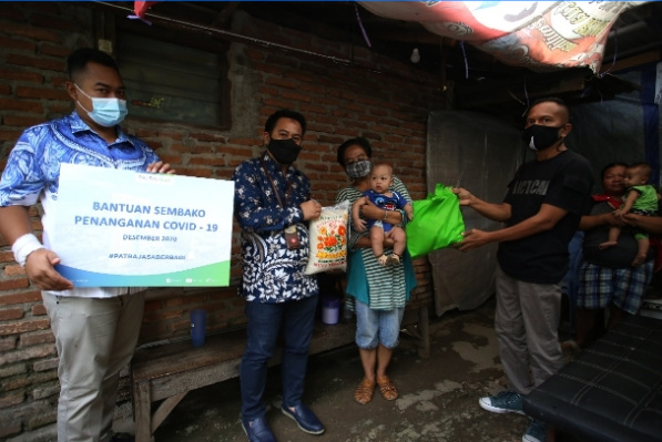 Tim Corporate Secretary Patra Jasa memberi bantuan paket sembako di RW07 Kelurahan Harapan Mulya, Medan Satria, Bekasi.