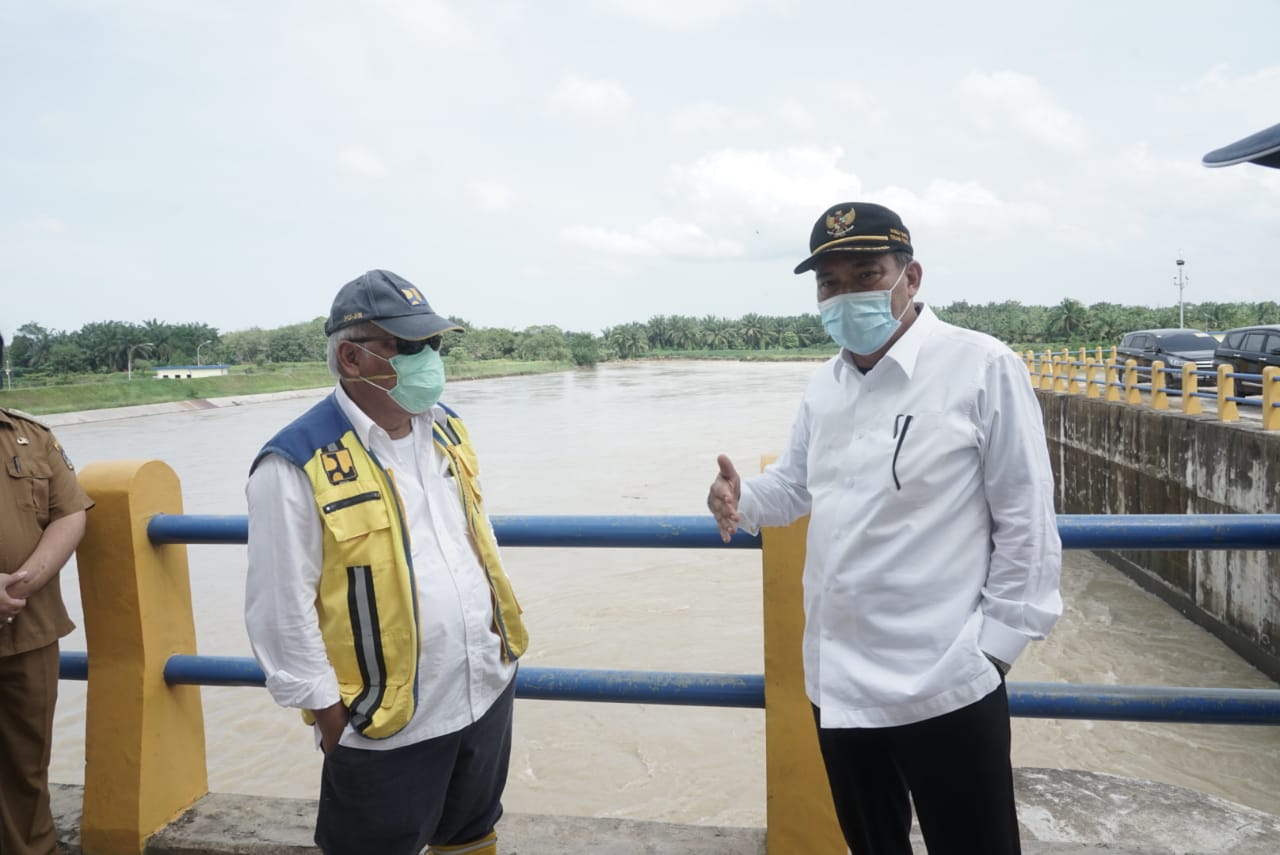 Menteri PUPR Basuki Hadimuljono (kiri) bersama Wali Kota Tebing Tinggi  Umar Zunaidi Hasibuan saat meninjau tebing jebol akbat banjir.