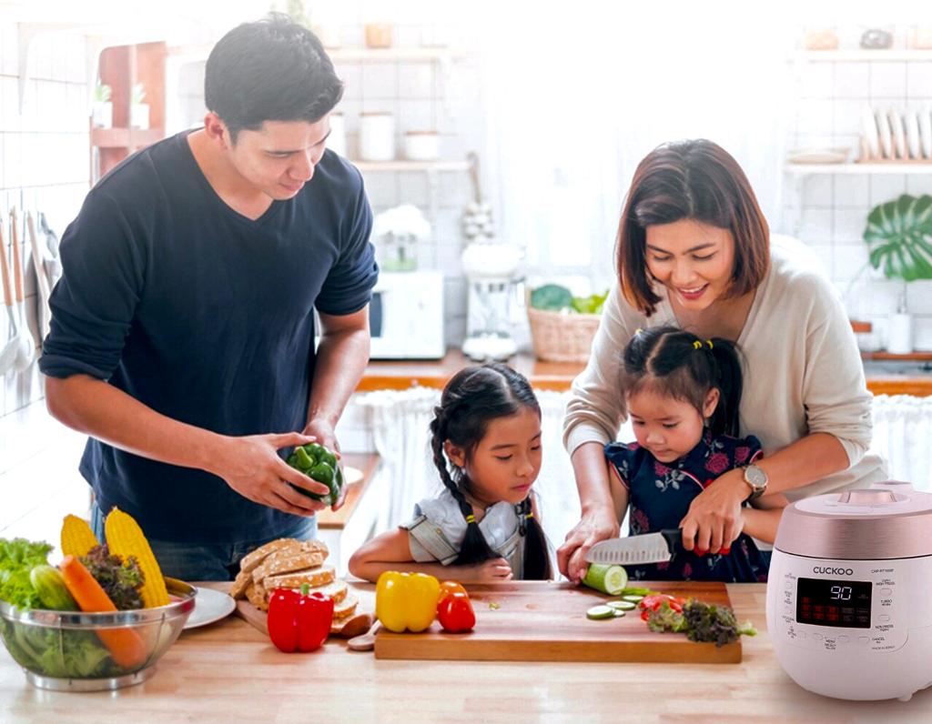 Ilustrasi keluarga kecil yang sedang menyiapkan menu makanan bersama.
