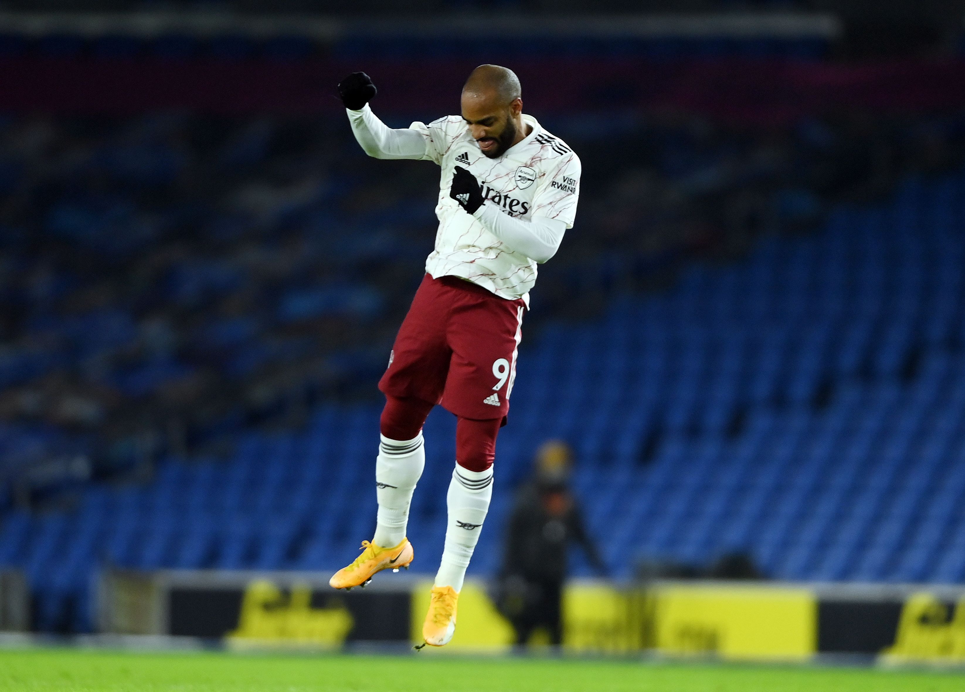 Pemain Arsenal Alexandre Lacazette saat merayakan kemenangan.  