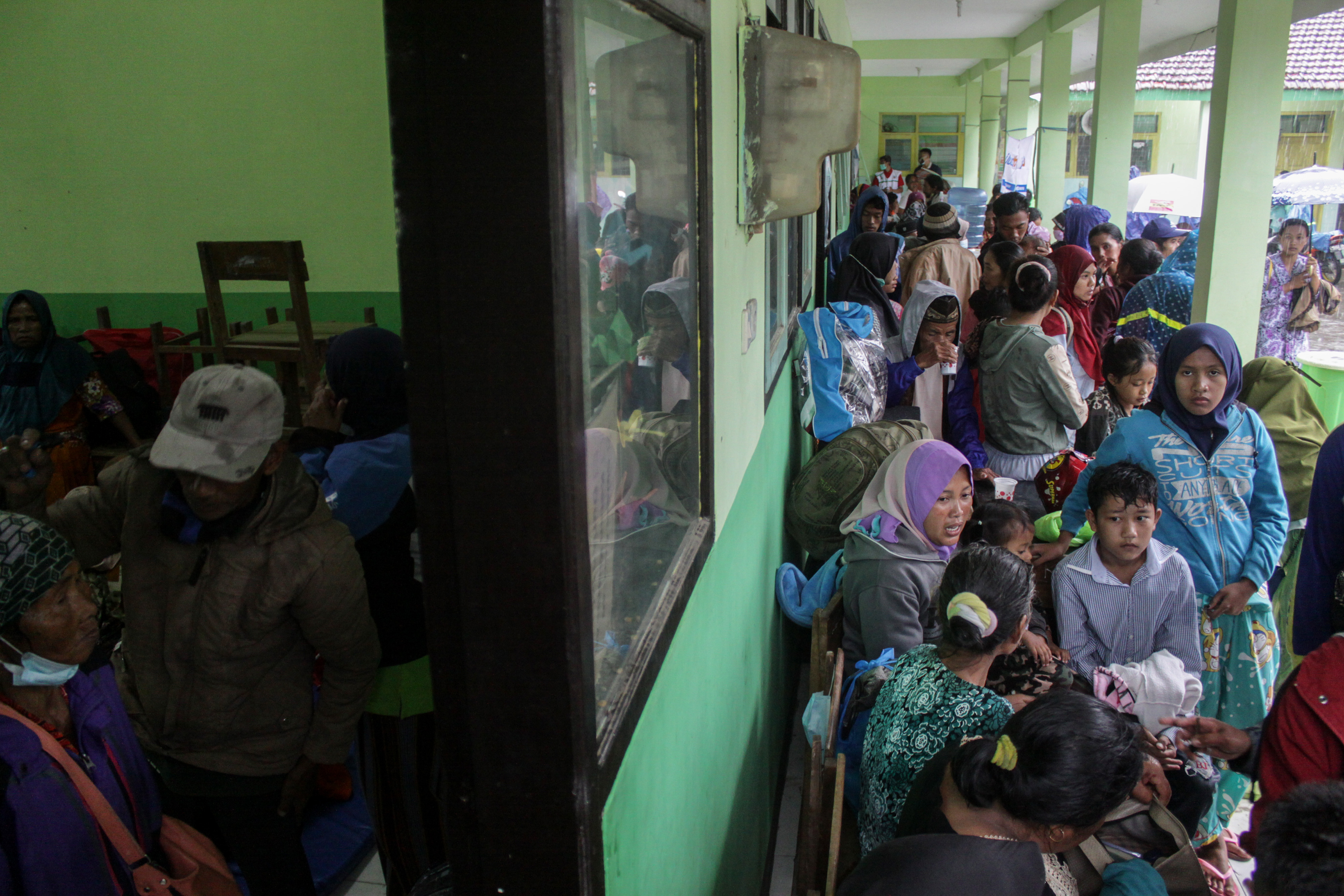 Warga terdampak erupsi Gunung Semeru tiba di pengungsian di SDN Supiturang 04 Pronojiwo, Lumajang, Jawa Timur, Kamis (3/12/2020)