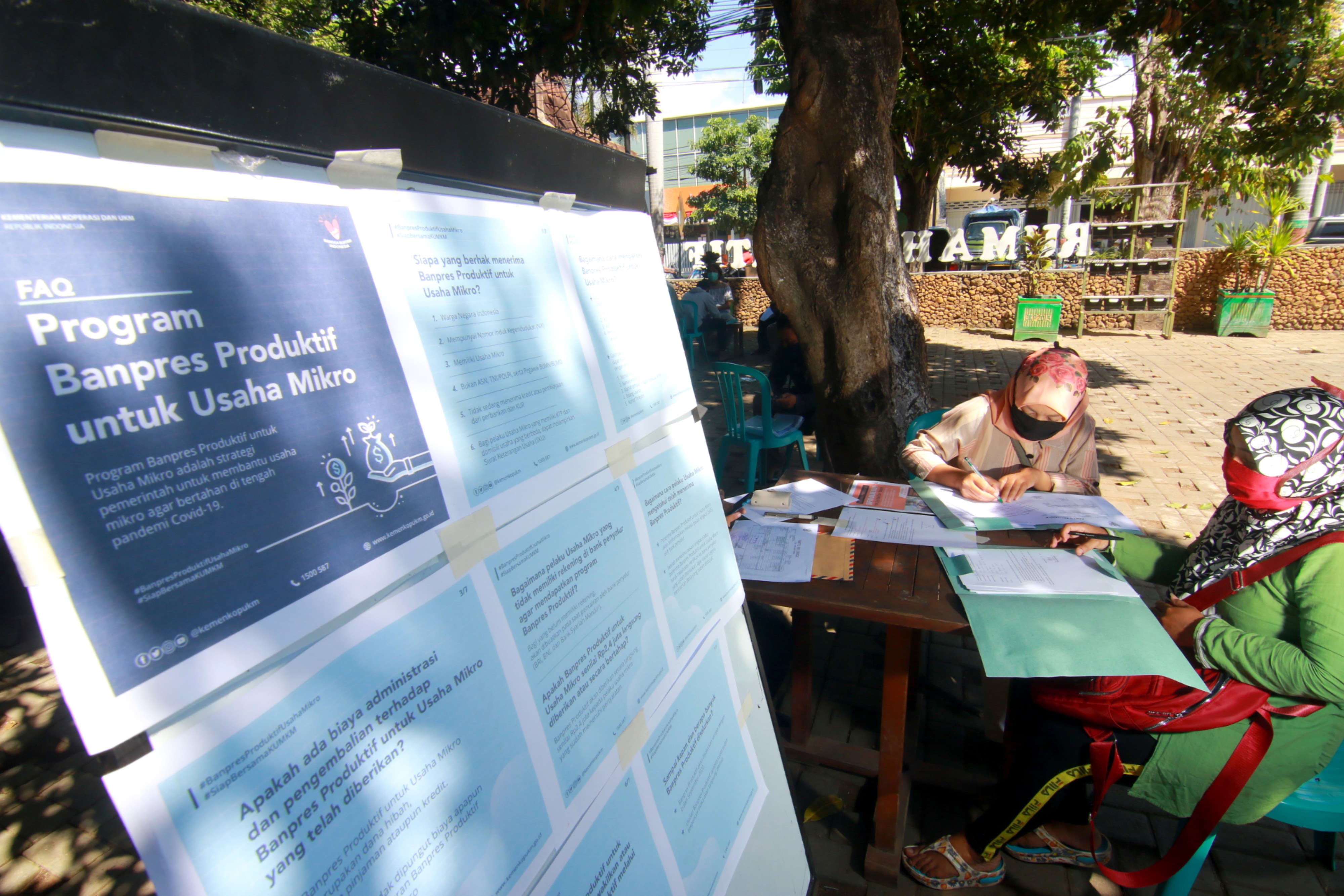 PROGRAM BANPRES UNTUK USAHA MIKRO: Warga mengisi formulir untuk mengurus program Bantuan Presiden (Banpres) di Banyuwangi, Jawa Timur.