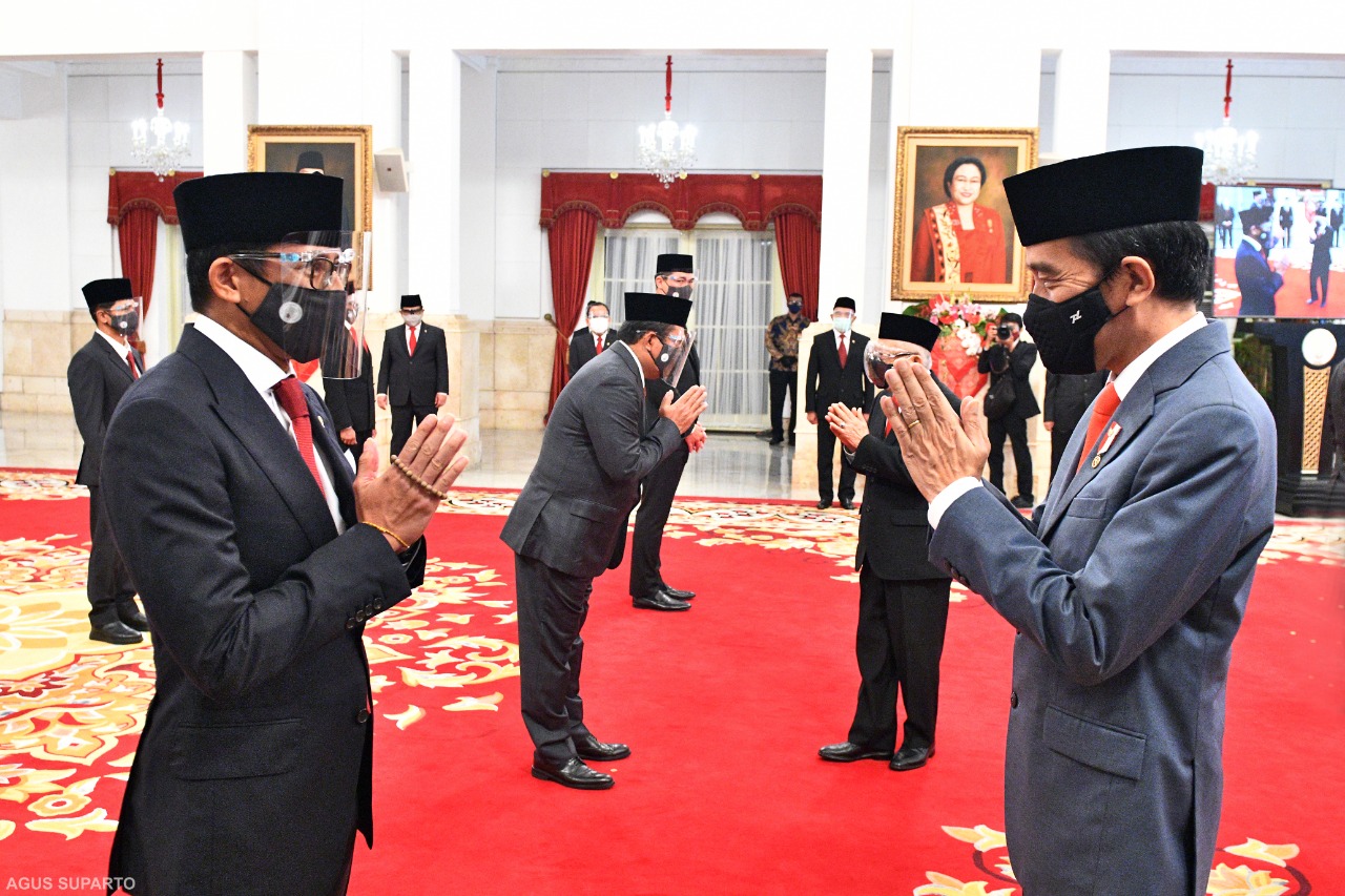 Presiden Joko Widodo memberikan ucapan selamat kepada Menteri Pariwisata dan Ekonomi Kreatif Sandiaga Salahudin Uno saat pelantikan menteri.