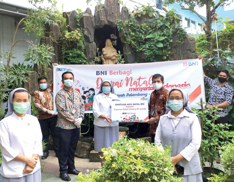 Penyerahan bantuan natal di Jambi pekan lalu. BNI telah mendistribusikan lebih dari 185.000 paket bantuan kemanusiaan di seluruh Indonesia.