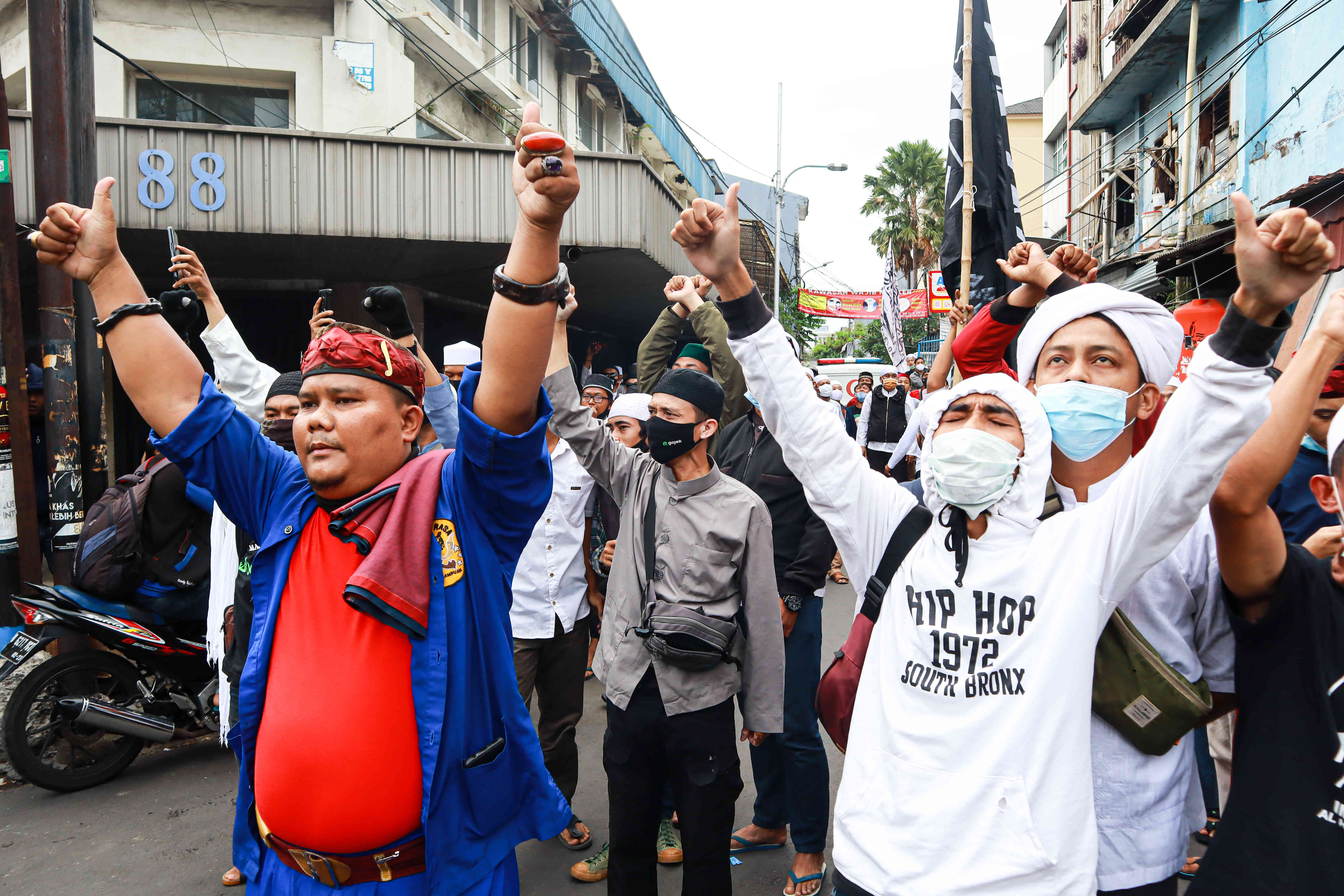 Aparat kepolisian pukul mundur paksa massa aksi 1812