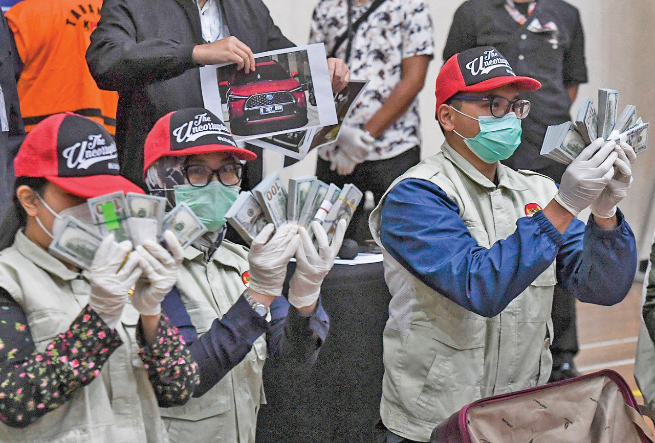 Penyidik KPK menunjukkan barang bukti uang tunai saat konferensi pers terkait dengan operasi tangkap tangan (OTT) tindak pidana korupsi.