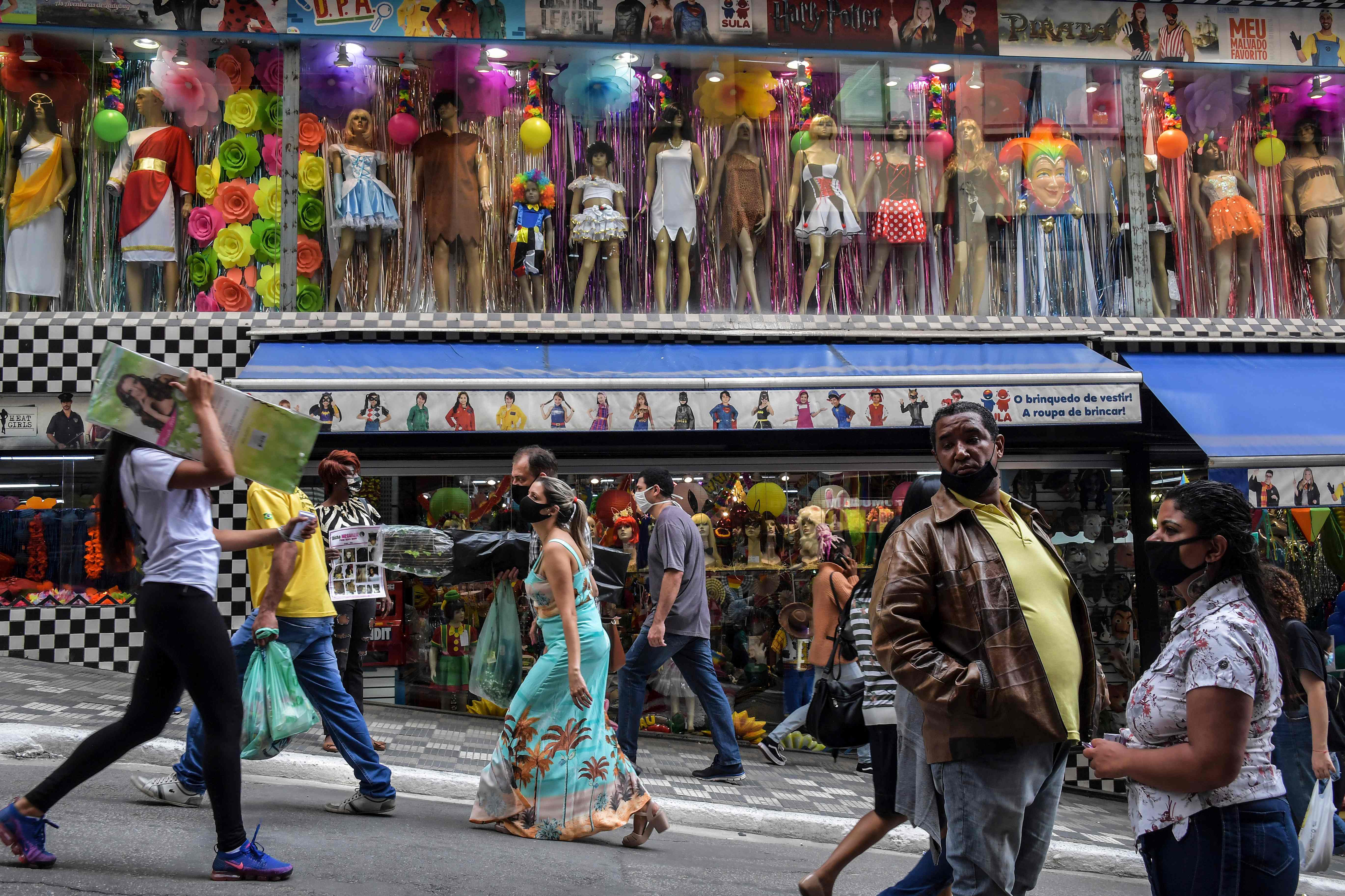 Warga melakukan aktivitas di pusat kota Sao Paulo, Brasil.
