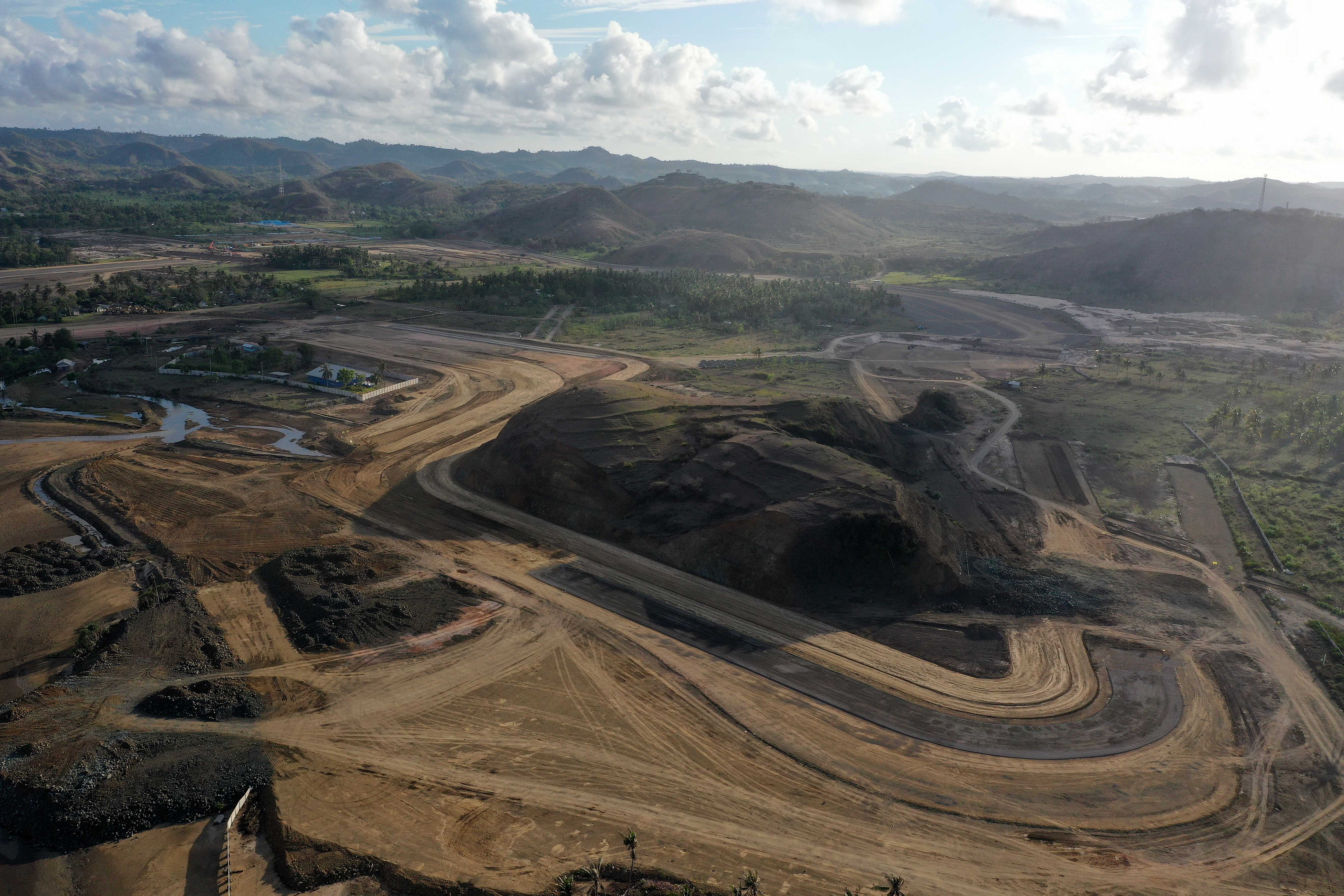 Foto udara perkembangan pembangunan Sirkuit Mandalika, NTB.