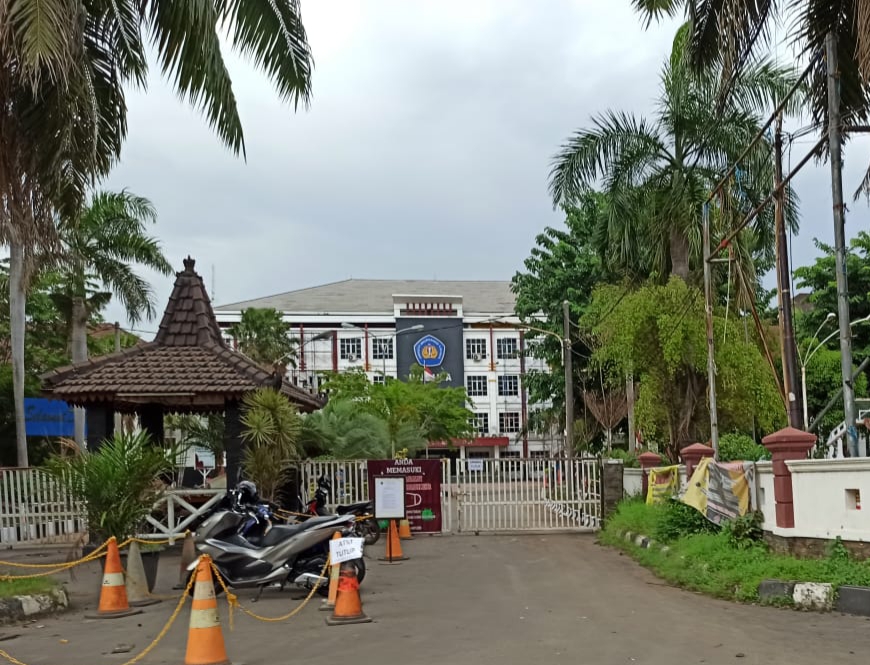 Kampus Negeri Unsika di Karawang Ditutup Karena Sejumlah Staf dan Dosennya positif Covid-29.