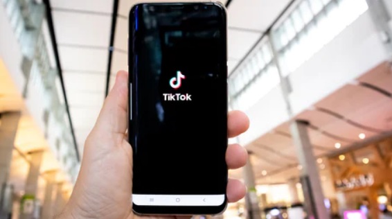 Berkat Tiktok, bukan saja lagu yang terdistribusi global namun musisi juga meraih kontrak-kontrak besar.