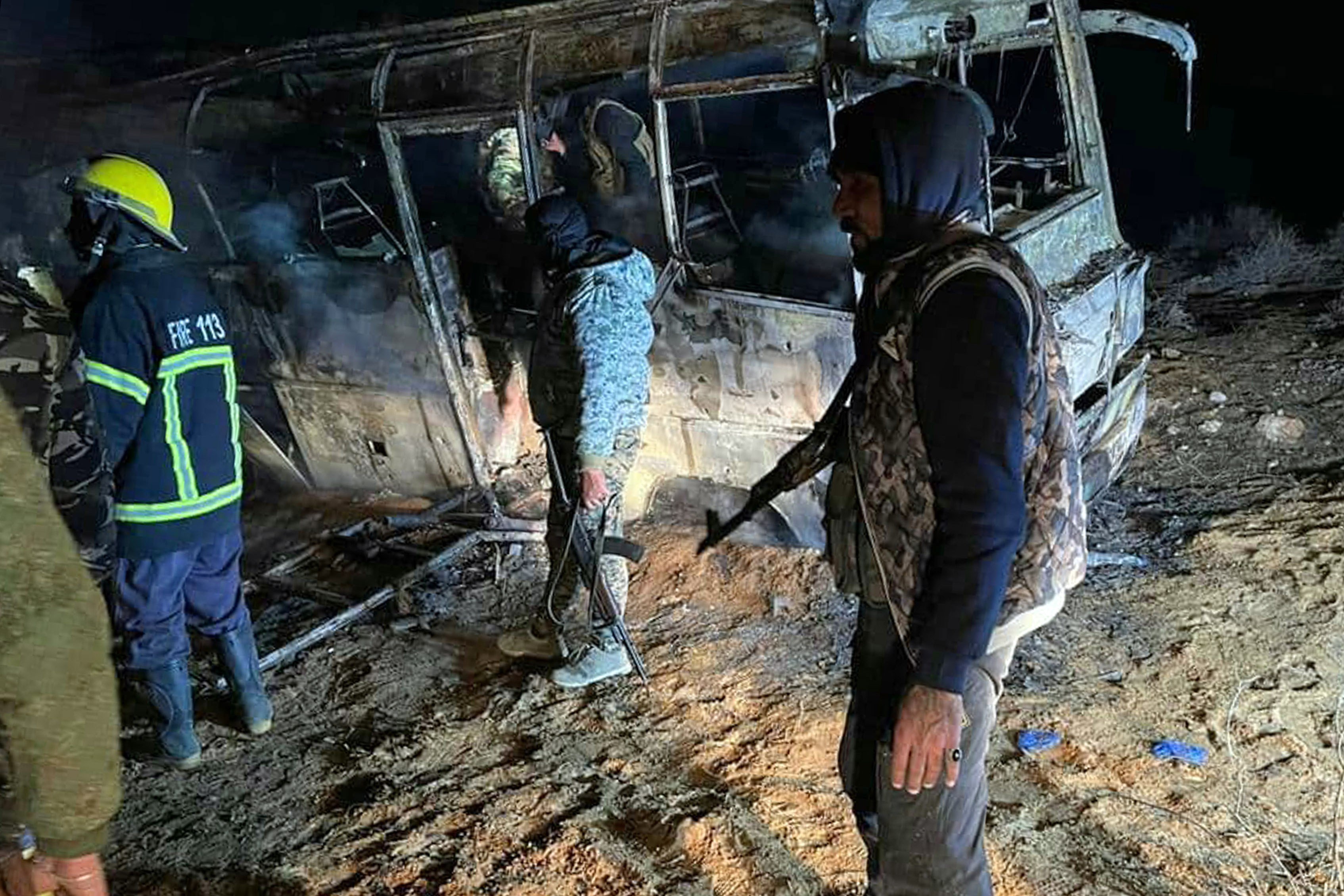 Bus berisi tentara pemerintah Suriah yang diserang ISIS, Rabu (30/12). 