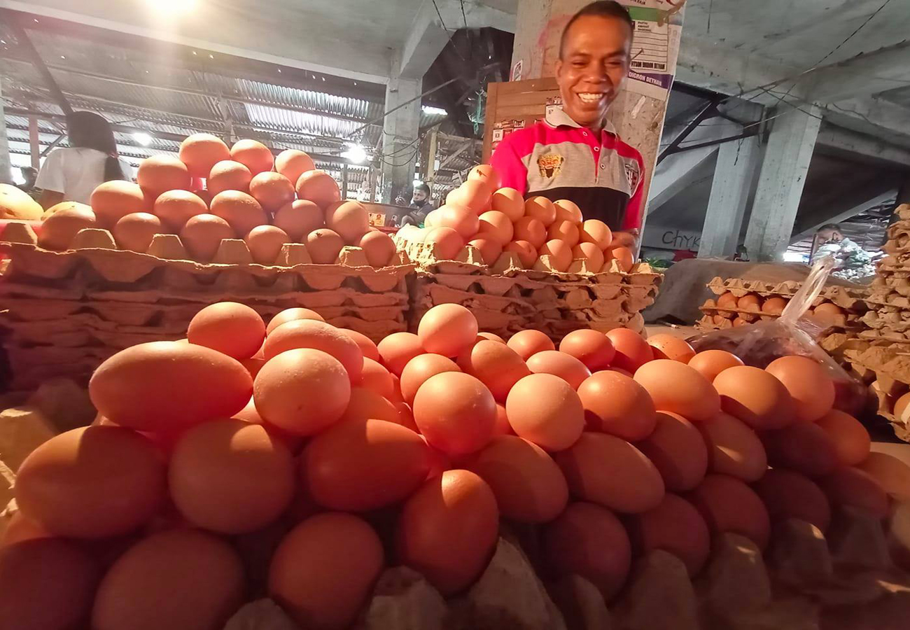 Pedagang telur di Pasar Tradisional Kasih, Kelurahan Naikoten 1, Kota Kupang, Nusa Tenggara Timur, Rabu (23/12).
