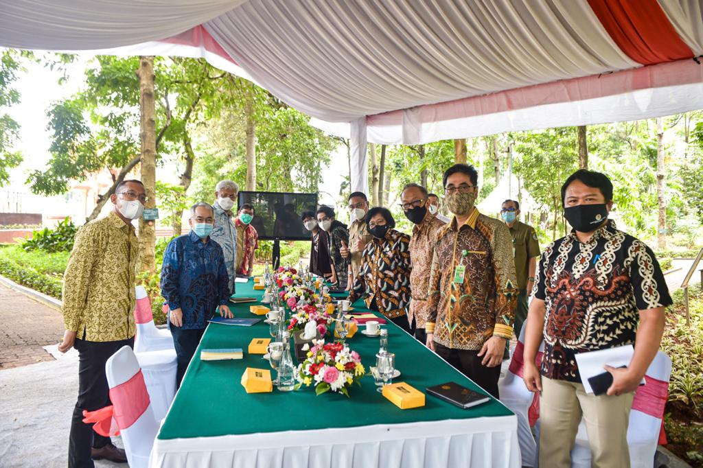 Menteri LHK Siti Nurbaya menerima audiensi Resident Representative UNDP Indonesia, Norimasa Shimomura, di Jakarta, Selasa (29/12). 