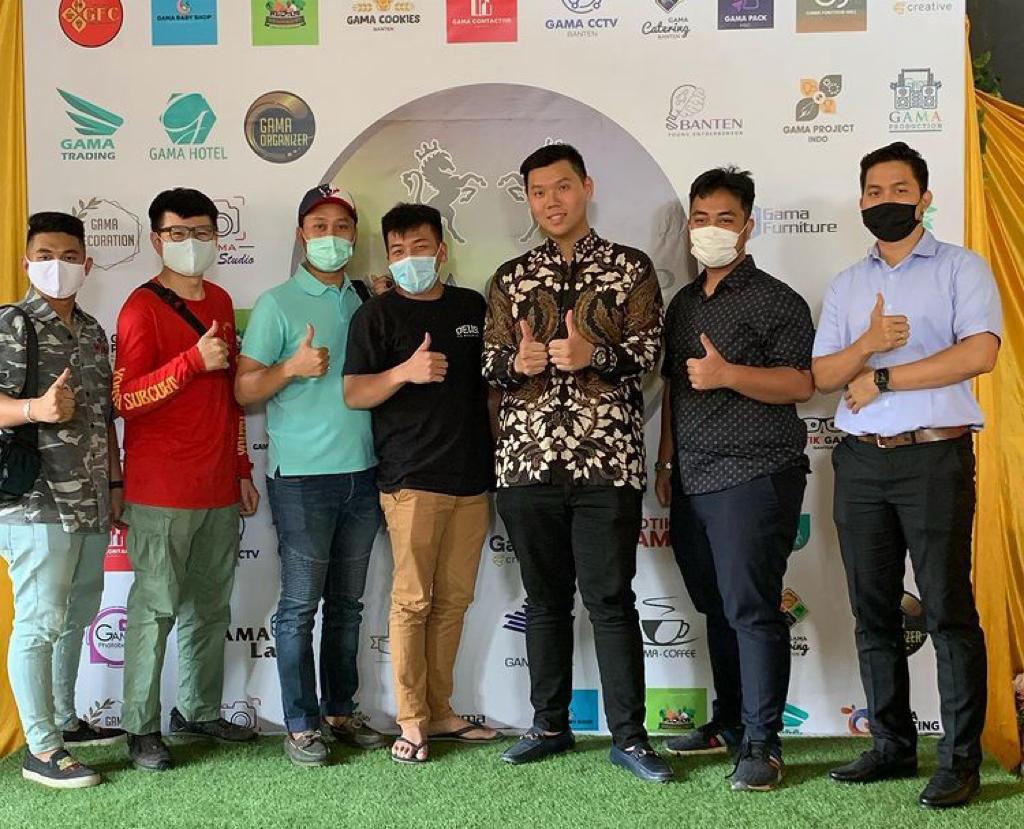 Founder Banten Young Enterpreuner Billy M Martono (berbatik) bersama mitra kerjanya.
