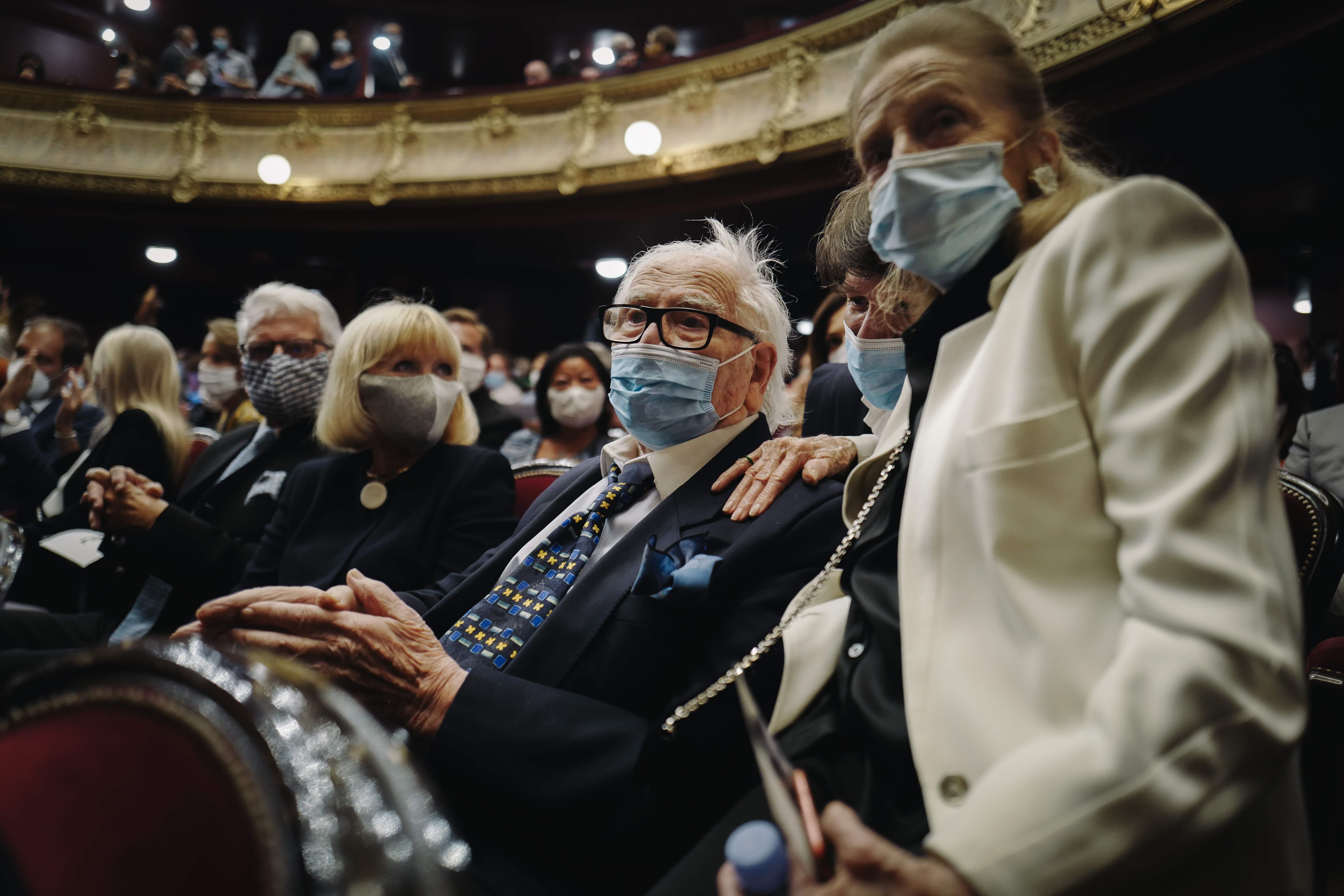 Mendiang Piere Cardin (tengah) pada September lalu,