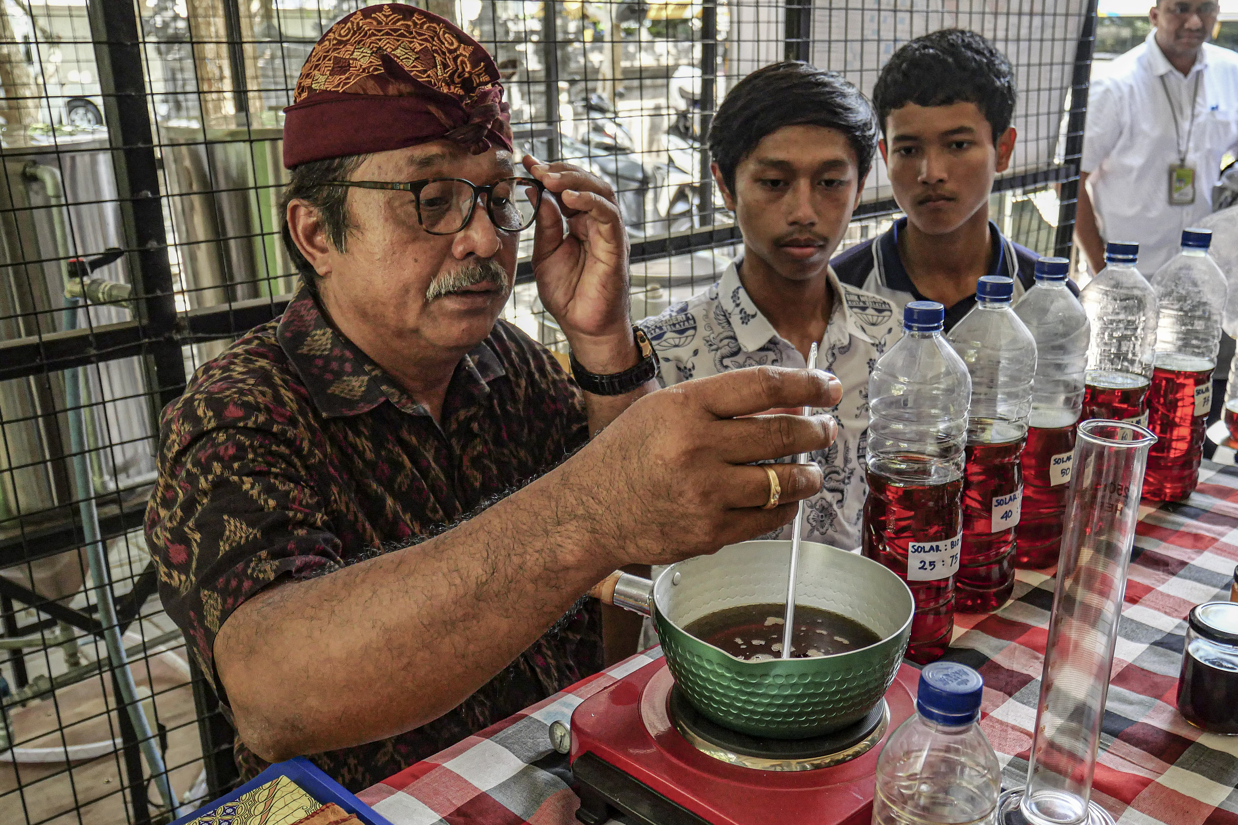 Ilustrasi pengolahan minyak nabati dengan bahan bakar untuk menjadi biodiesel