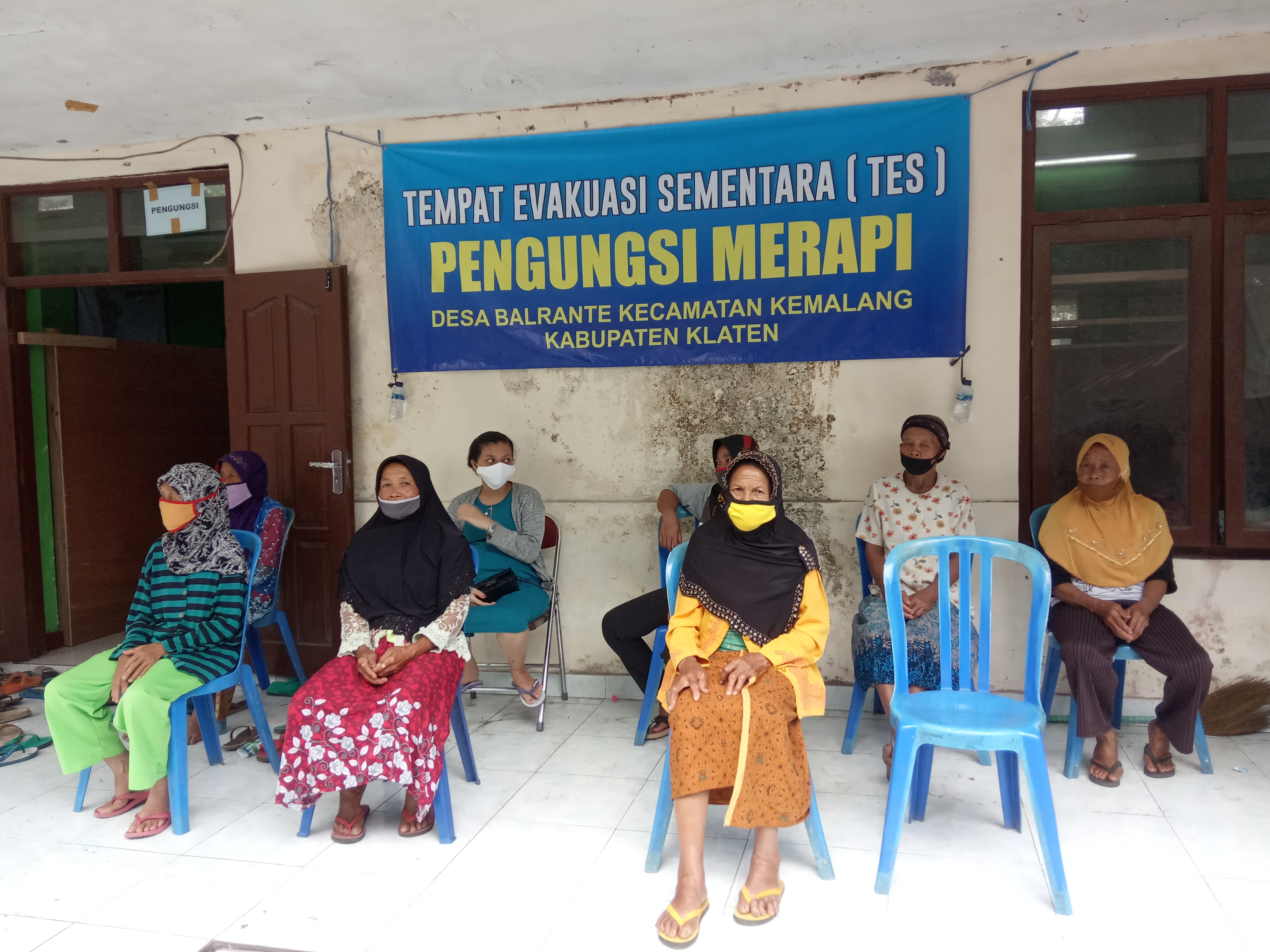 Pengungsi di barak Balai Desa Balerante, Kabupaten Klaten