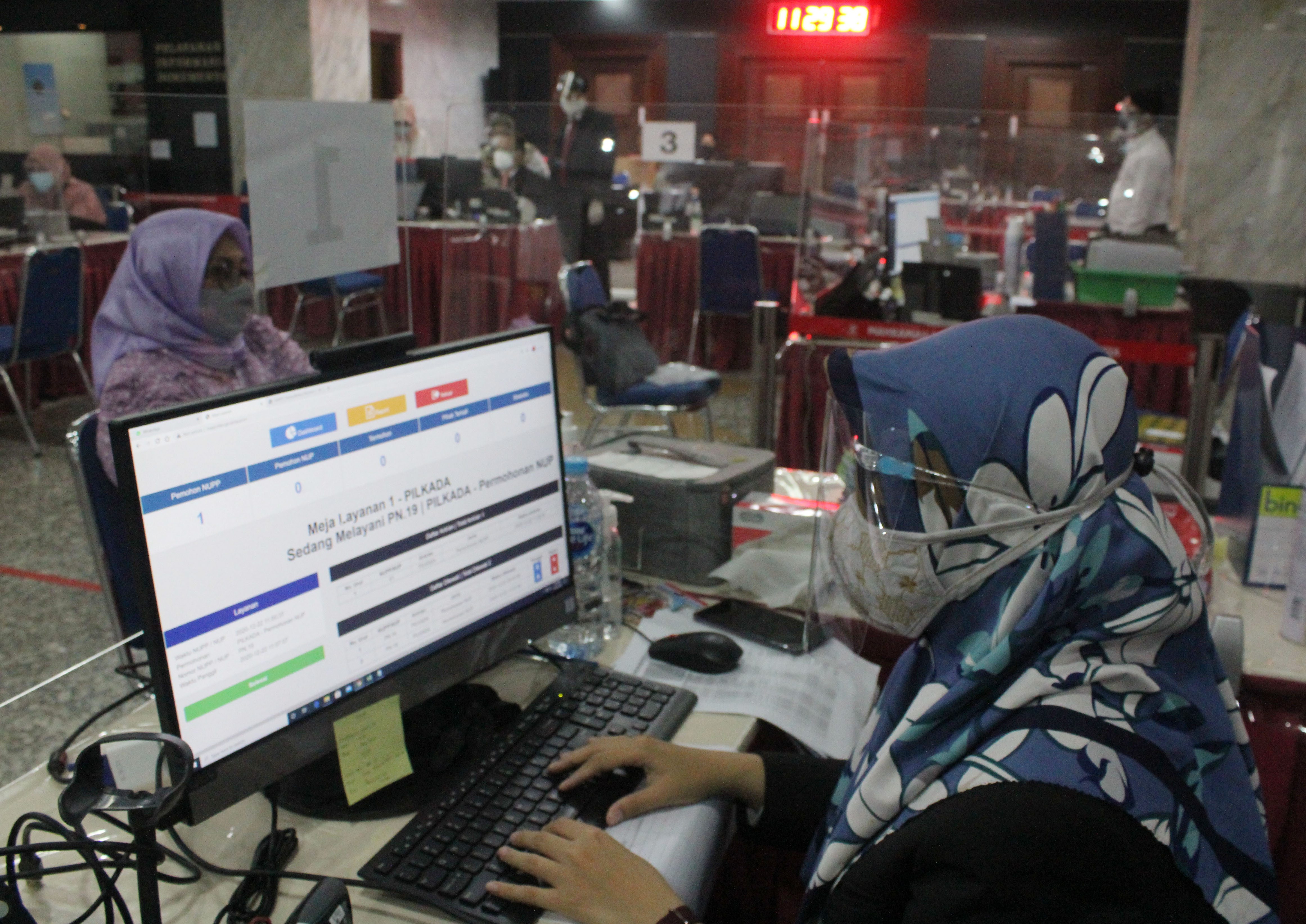 Petugas Mahkamah Konstitusi melayani perbaikan dan konsultasi pendaftaran sengketa Pilkada 2020 di Gedung MK, Jakarta.