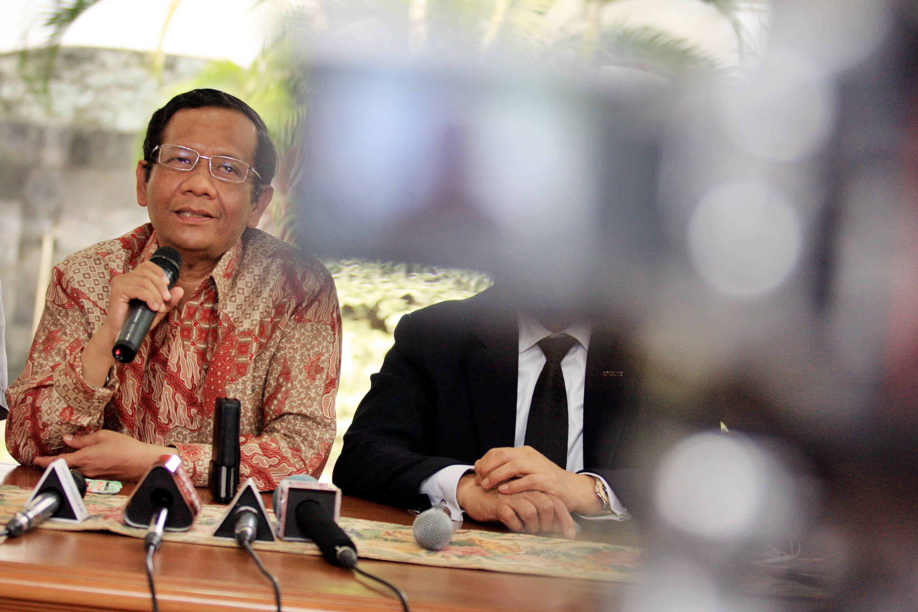 Menkopolhukam Mahfud MD diminta pulang ke Madura oleh ratusan warga yang datang ke rumahnya di Pamekasan, Madura, Selasa (1/12)