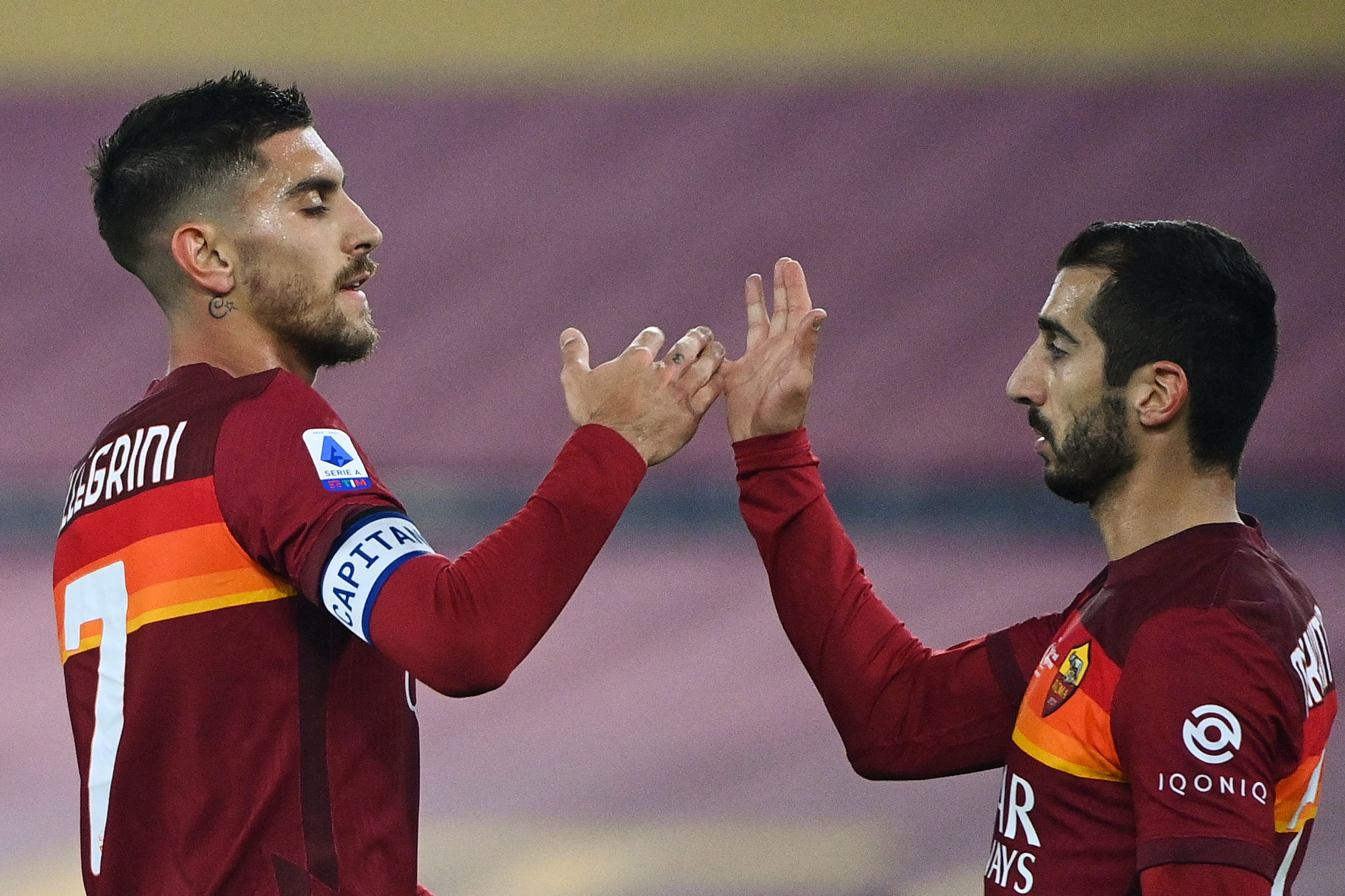 Gelandang AS Roma Lorenzo Pellegrini (kiri) melakukan selebrasi usai mencetak gol ke gawang Torino di laga Serie A.
