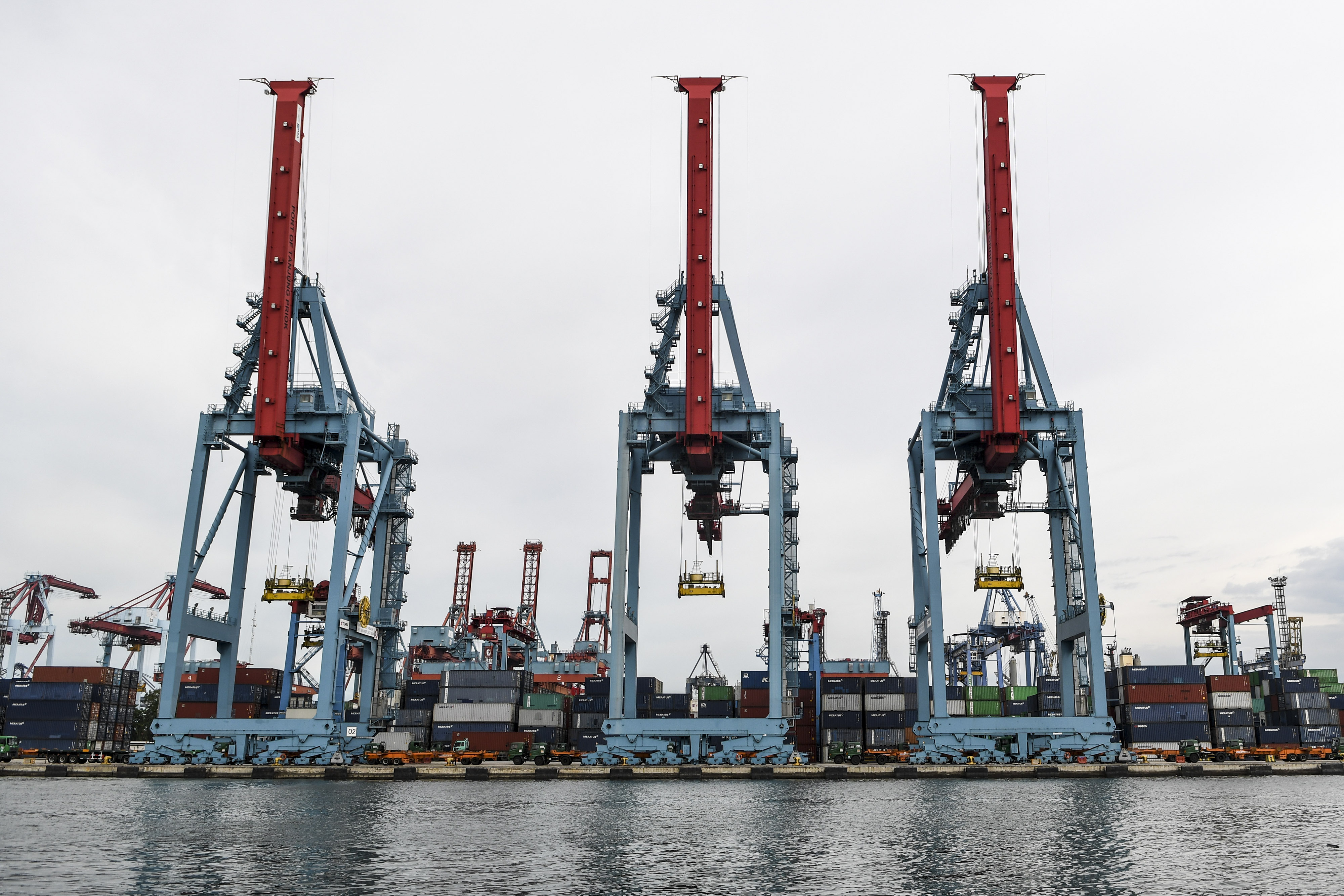 Aktivitas ekspor-impor di Pelabuhan Tanjung Priok