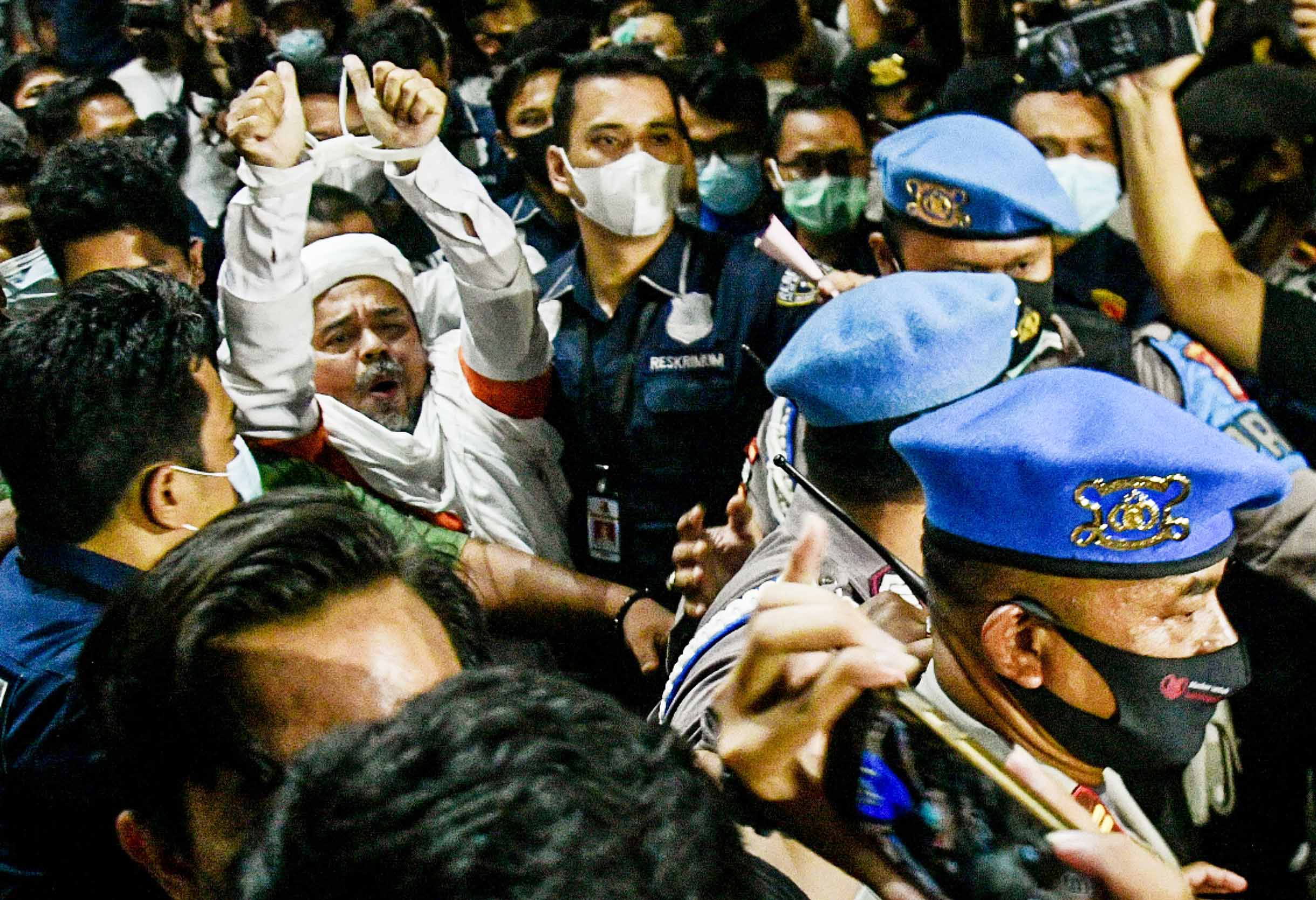 RIZIQ SIHAB PENUHI PANGGILAN POLDA METRO JAYA: Imam Besar Front Pembela Islam (FPI) Muhammad Rizieq Shihab tiba di Mapolda Metro Jaya, 
