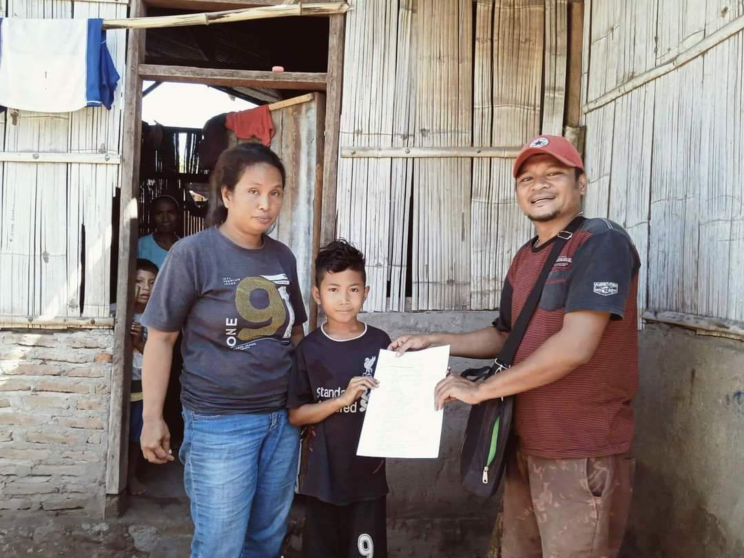 Guru Bagikan Soal Ujian Dari Rumah ke Rumah