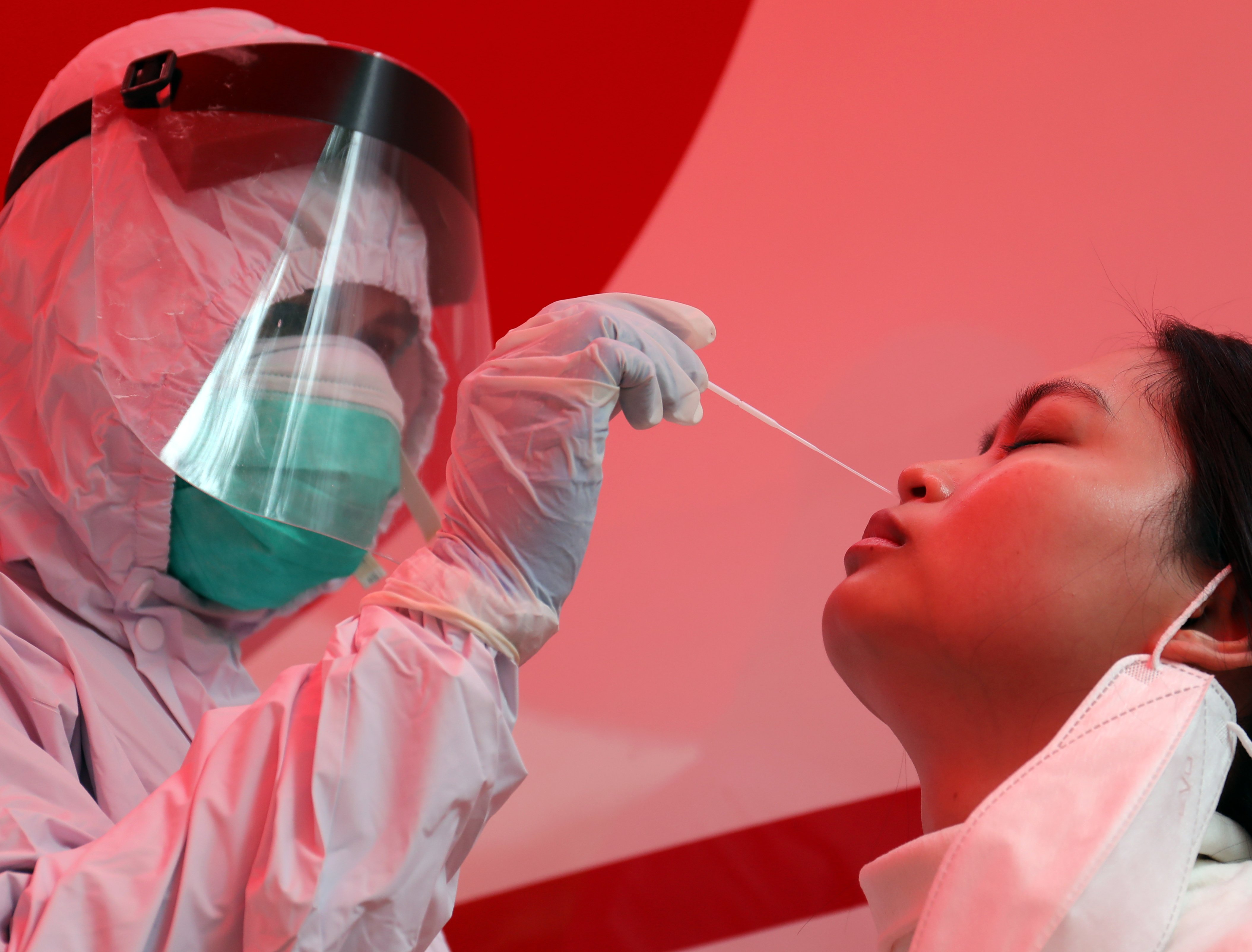 Warga mengikuti Swab Antigen di Jakarta, Senin (23/11/2020).