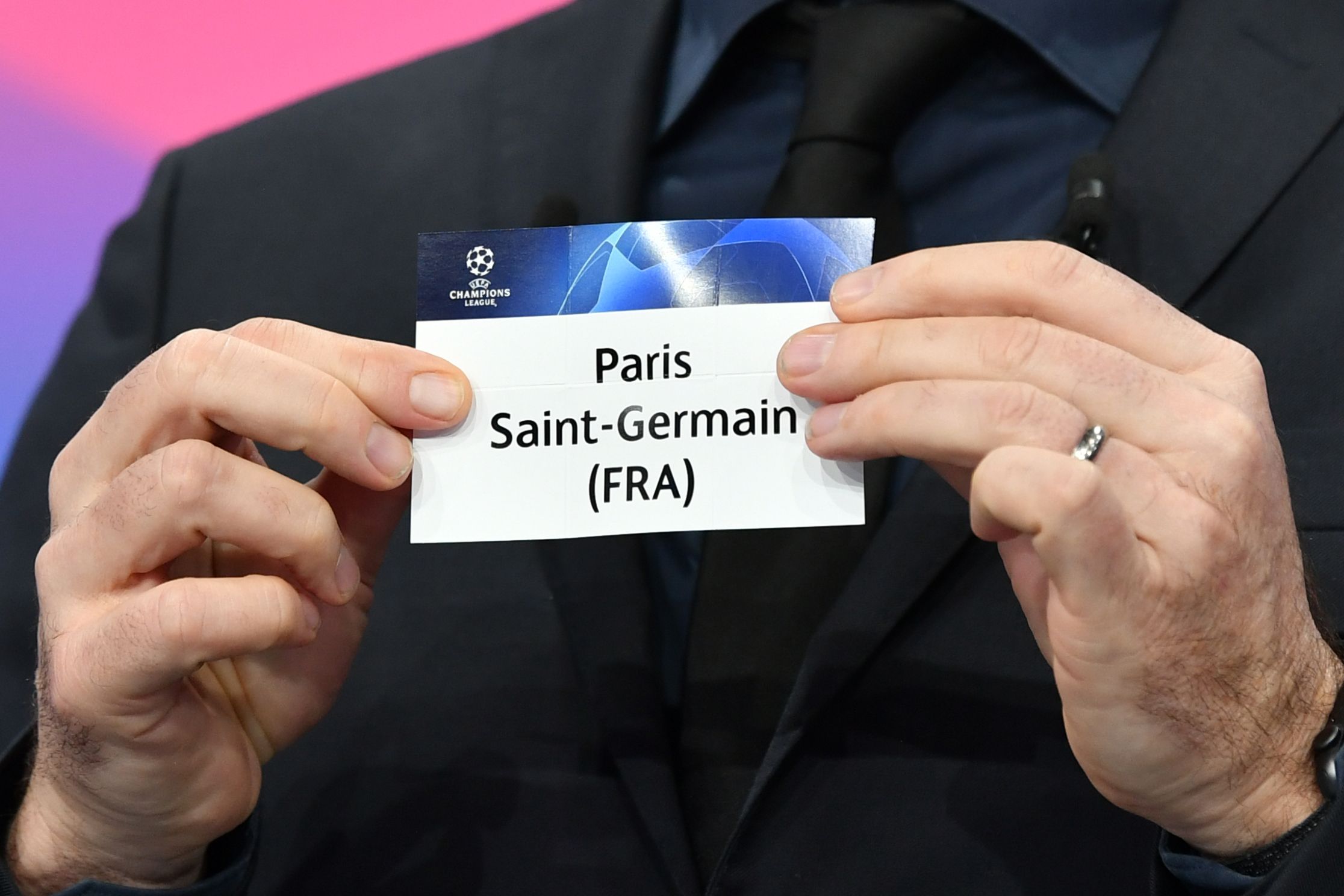 Pemain sepak bola Swiss Stephane Chapuisat mengungkap nama Paris Saint-Germain saat undian babak 16 besar Liga Champions UEFA.