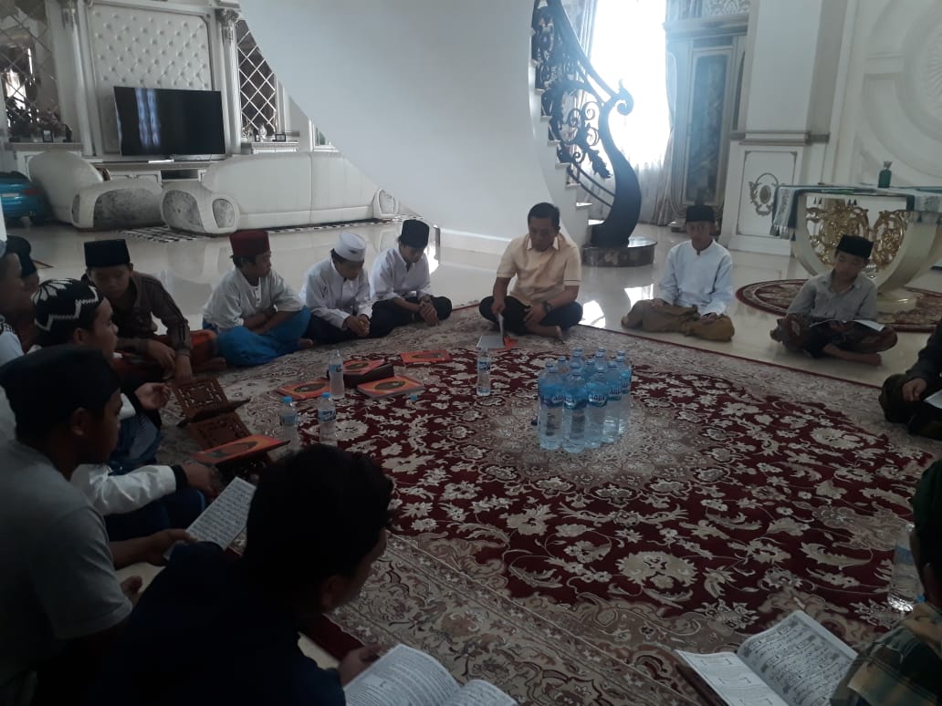 Calon Wakil Bupati Karawang, Aep Syaepuloh, menggelar pengajian bersama anak yatim dan makan makanan kesukaan.